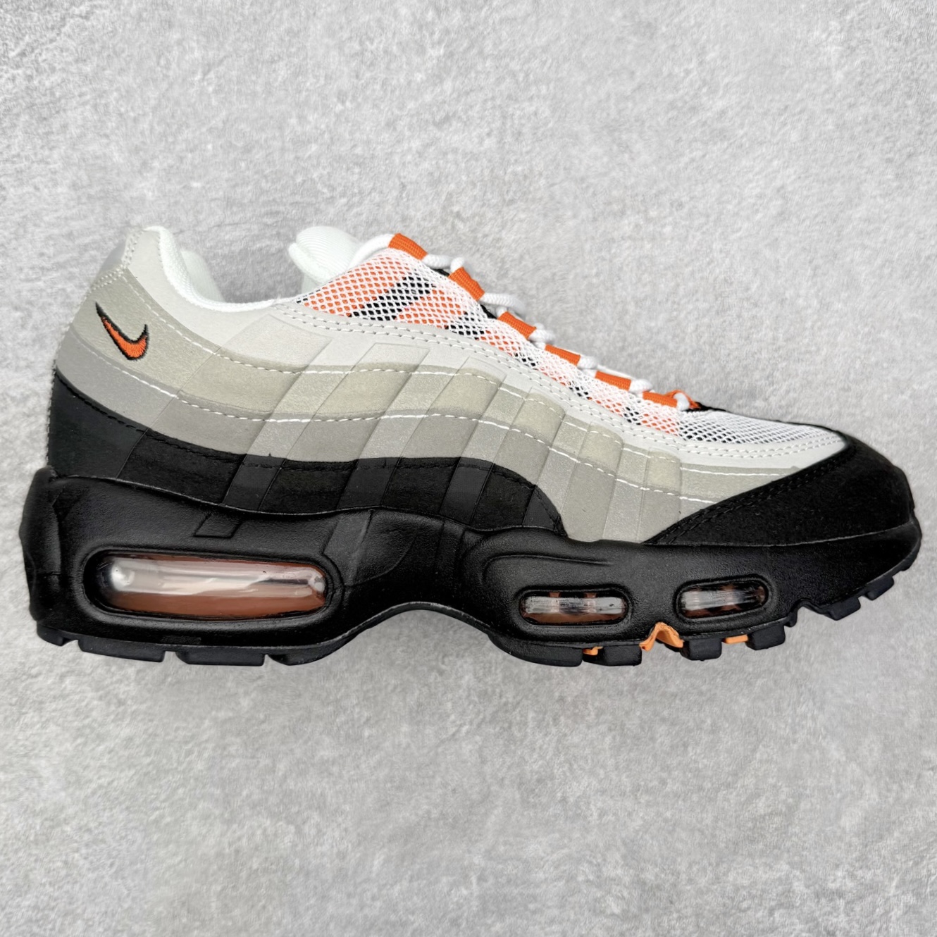 图片[9]-＃MX版 NK Air Max 95 复古减震气垫跑鞋 经典重温 外单专供大厂出品 品质稳定 一百余色 终端操作 鞋款设计灵感源于人体构造 中底设计基于人体的脊柱构造 是整体设计的核心 尼龙孔眼代表了肋骨 而分层式面板和网眼象征着肌肉纤维和肉体组织 Air Max 95采用了两个独立的吹塑成型的Air-Sole单元 并首次在前掌使用可视化气垫设计 Swoosh logo夜当作一个 点符号放在了鞋子的后帮位置 20年的发展让 AIR MAX 95有了不同的故事 20年后再度面向世人的时候 焕然一新的面貌 让人有了另外一种清新脱俗的感觉 尺码：36 36.5 37.5 38 38.5 39 40 40.5 41 42 42.5 43 44 44.5 45 46-选品中心