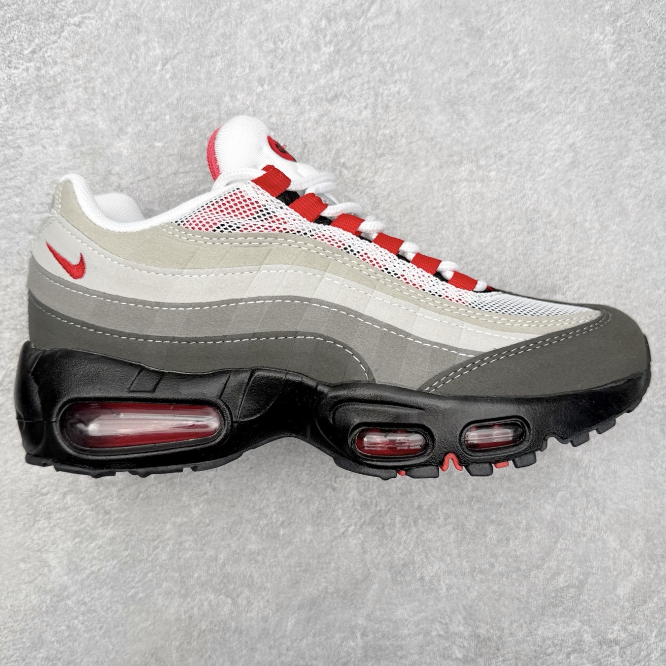 ＃MX版 NK Air Max 95 复古减震气垫跑鞋 经典重温 外单专供大厂出品 品质稳定 一百余色 终端操作 鞋款设计灵感源于人体构造 中底设计基于人体的脊柱构造 是整体设计的核心 尼龙孔眼代表了肋骨 而分层式面板和网眼象征着肌肉纤维和肉体组织 Air Max 95采用了两个独立的吹塑成型的Air-Sole单元 并首次在前掌使用可视化气垫设计 Swoosh logo夜当作一个 点符号放在了鞋子的后帮位置 20年的发展让 AIR MAX 95有了不同的故事 20年后再度面向世人的时候 焕然一新的面貌 让人有了另外一种清新脱俗的感觉 尺码：36 36.5 37.5 38 38.5 39 40 40.5 41 42 42.5 43 44 44.5 45 46-选品中心