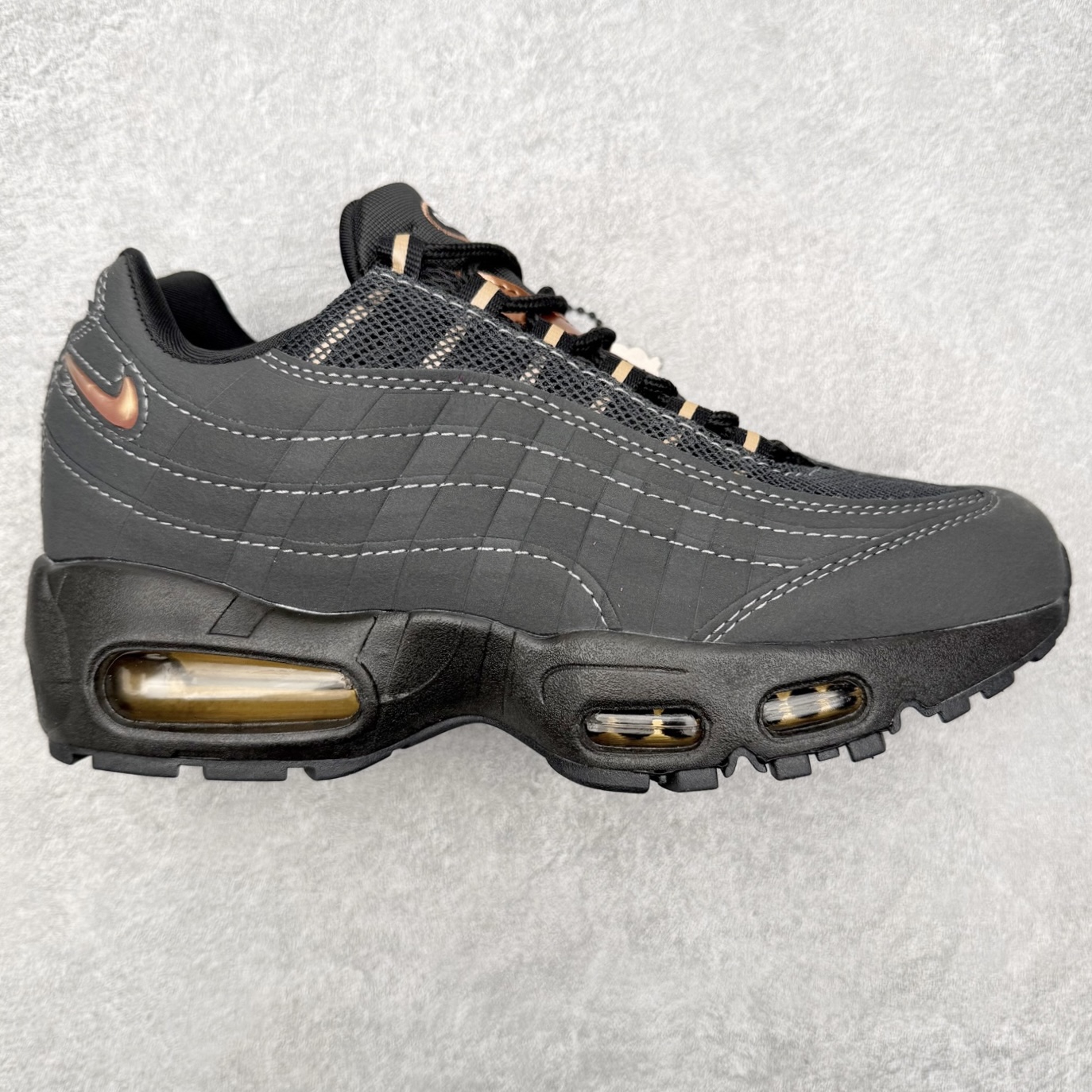 ＃MX版 NK Air Max 95 复古减震气垫跑鞋 经典重温 外单专供大厂出品 品质稳定 一百余色 终端操作 鞋款设计灵感源于人体构造 中底设计基于人体的脊柱构造 是整体设计的核心 尼龙孔眼代表了肋骨 而分层式面板和网眼象征着肌肉纤维和肉体组织 Air Max 95采用了两个独立的吹塑成型的Air-Sole单元 并首次在前掌使用可视化气垫设计 Swoosh logo夜当作一个 点符号放在了鞋子的后帮位置 20年的发展让 AIR MAX 95有了不同的故事 20年后再度面向世人的时候 焕然一新的面貌 让人有了另外一种清新脱俗的感觉 尺码：36 36.5 37.5 38 38.5 39 40 40.5 41 42 42.5 43 44 44.5 45 46-选品中心