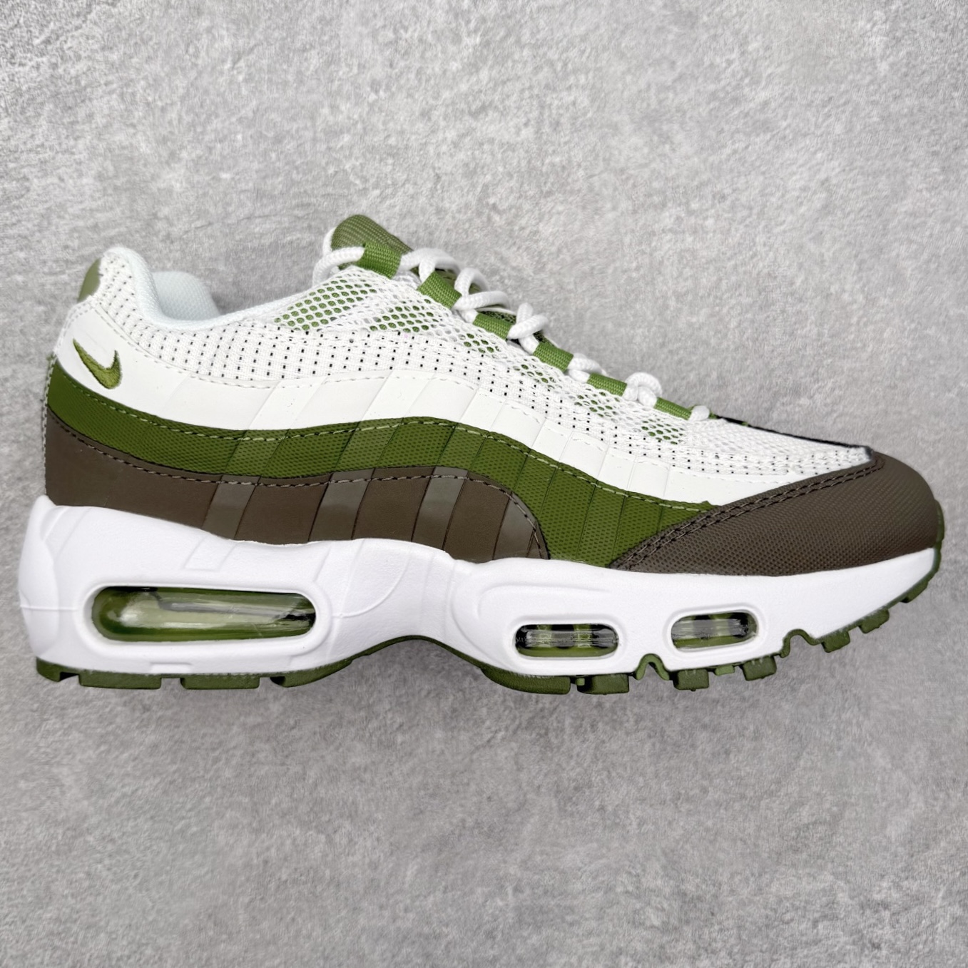 图片[4]-＃MX版 NK Air Max 95 复古减震气垫跑鞋 经典重温 外单专供大厂出品 品质稳定 一百余色 终端操作 鞋款设计灵感源于人体构造 中底设计基于人体的脊柱构造 是整体设计的核心 尼龙孔眼代表了肋骨 而分层式面板和网眼象征着肌肉纤维和肉体组织 Air Max 95采用了两个独立的吹塑成型的Air-Sole单元 并首次在前掌使用可视化气垫设计 Swoosh logo夜当作一个 点符号放在了鞋子的后帮位置 20年的发展让 AIR MAX 95有了不同的故事 20年后再度面向世人的时候 焕然一新的面貌 让人有了另外一种清新脱俗的感觉 尺码：36 36.5 37.5 38 38.5 39 40 40.5 41 42 42.5 43 44 44.5 45 46-选品中心