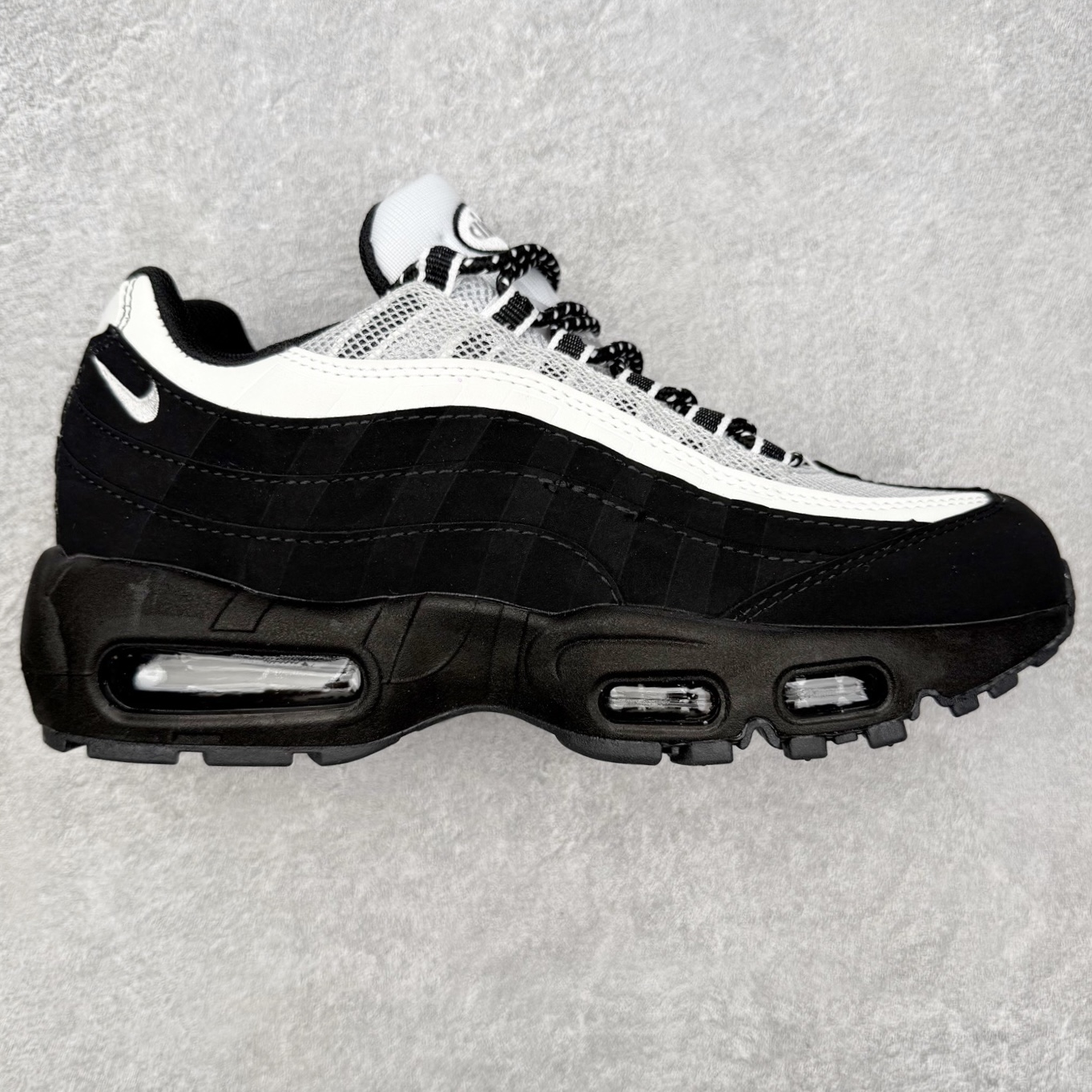 ＃MX版 NK Air Max 95 复古减震气垫跑鞋 经典重温 外单专供大厂出品 品质稳定 一百余色 终端操作 鞋款设计灵感源于人体构造 中底设计基于人体的脊柱构造 是整体设计的核心 尼龙孔眼代表了肋骨 而分层式面板和网眼象征着肌肉纤维和肉体组织 Air Max 95采用了两个独立的吹塑成型的Air-Sole单元 并首次在前掌使用可视化气垫设计 Swoosh logo夜当作一个 点符号放在了鞋子的后帮位置 20年的发展让 AIR MAX 95有了不同的故事 20年后再度面向世人的时候 焕然一新的面貌 让人有了另外一种清新脱俗的感觉 尺码：36 36.5 37.5 38 38.5 39 40 40.5 41 42 42.5 43 44 44.5 45 46-选品中心