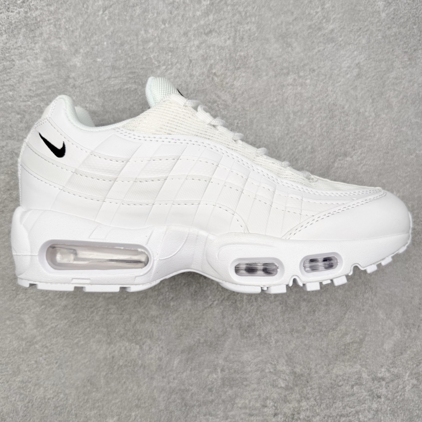 图片[3]-＃MX版 NK Air Max 95 复古减震气垫跑鞋 经典重温 外单专供大厂出品 品质稳定 一百余色 终端操作 鞋款设计灵感源于人体构造 中底设计基于人体的脊柱构造 是整体设计的核心 尼龙孔眼代表了肋骨 而分层式面板和网眼象征着肌肉纤维和肉体组织 Air Max 95采用了两个独立的吹塑成型的Air-Sole单元 并首次在前掌使用可视化气垫设计 Swoosh logo夜当作一个 点符号放在了鞋子的后帮位置 20年的发展让 AIR MAX 95有了不同的故事 20年后再度面向世人的时候 焕然一新的面貌 让人有了另外一种清新脱俗的感觉 尺码：36 36.5 37.5 38 38.5 39 40 40.5 41 42 42.5 43 44 44.5 45 46-选品中心