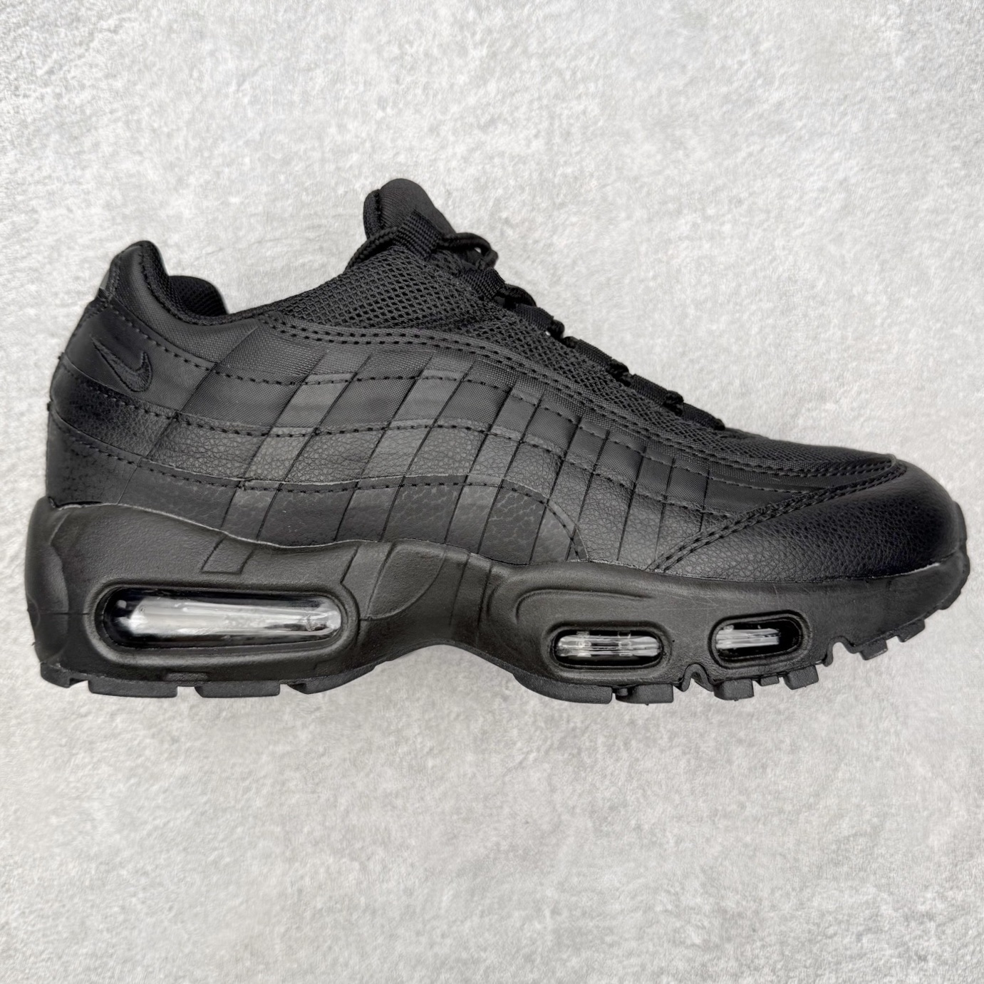 图片[6]-＃MX版 NK Air Max 95 复古减震气垫跑鞋 经典重温 外单专供大厂出品 品质稳定 一百余色 终端操作 鞋款设计灵感源于人体构造 中底设计基于人体的脊柱构造 是整体设计的核心 尼龙孔眼代表了肋骨 而分层式面板和网眼象征着肌肉纤维和肉体组织 Air Max 95采用了两个独立的吹塑成型的Air-Sole单元 并首次在前掌使用可视化气垫设计 Swoosh logo夜当作一个 点符号放在了鞋子的后帮位置 20年的发展让 AIR MAX 95有了不同的故事 20年后再度面向世人的时候 焕然一新的面貌 让人有了另外一种清新脱俗的感觉 尺码：36 36.5 37.5 38 38.5 39 40 40.5 41 42 42.5 43 44 44.5 45 46-选品中心