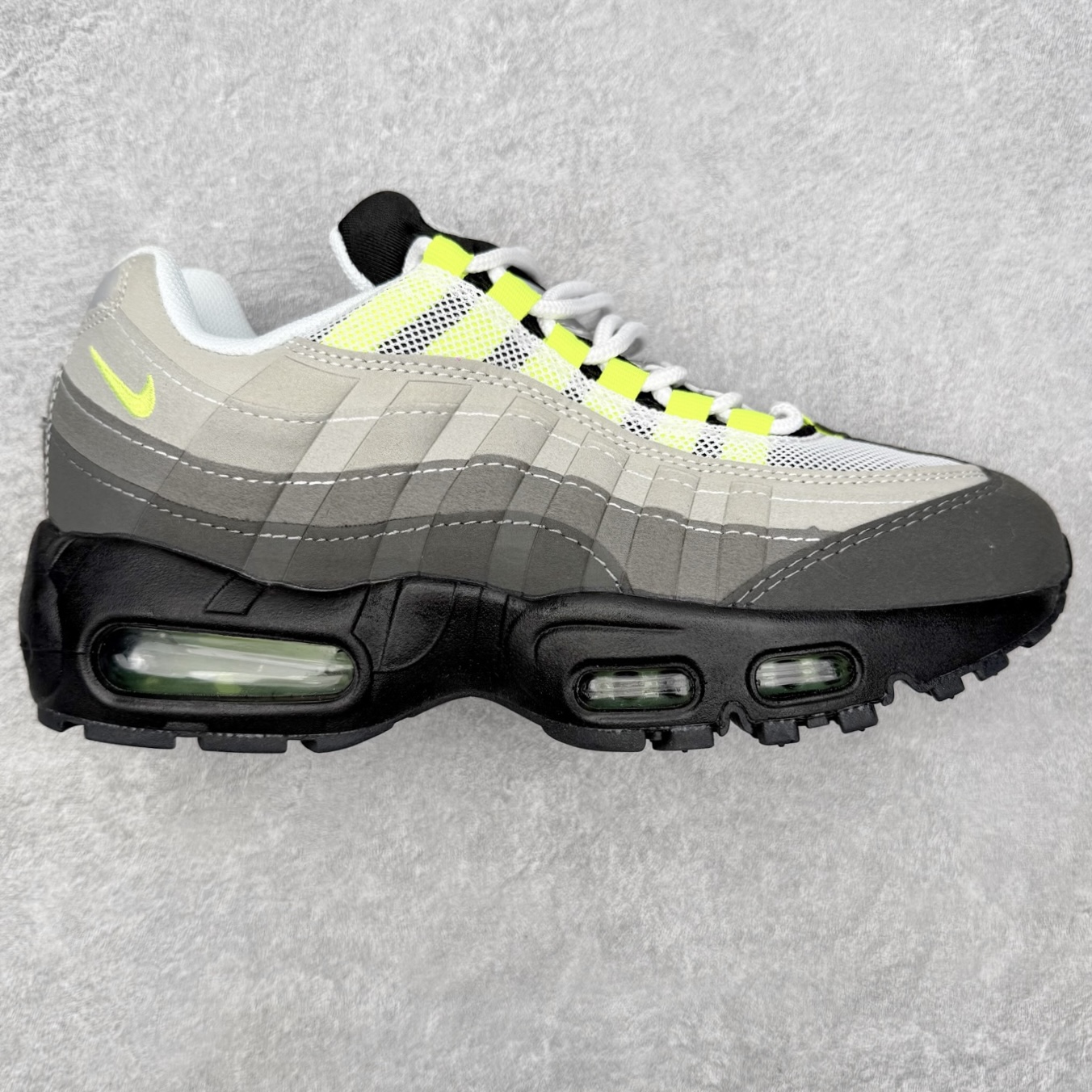 图片[2]-＃MX版 NK Air Max 95 复古减震气垫跑鞋 经典重温 外单专供大厂出品 品质稳定 一百余色 终端操作 鞋款设计灵感源于人体构造 中底设计基于人体的脊柱构造 是整体设计的核心 尼龙孔眼代表了肋骨 而分层式面板和网眼象征着肌肉纤维和肉体组织 Air Max 95采用了两个独立的吹塑成型的Air-Sole单元 并首次在前掌使用可视化气垫设计 Swoosh logo夜当作一个 点符号放在了鞋子的后帮位置 20年的发展让 AIR MAX 95有了不同的故事 20年后再度面向世人的时候 焕然一新的面貌 让人有了另外一种清新脱俗的感觉 尺码：36 36.5 37.5 38 38.5 39 40 40.5 41 42 42.5 43 44 44.5 45 46-选品中心