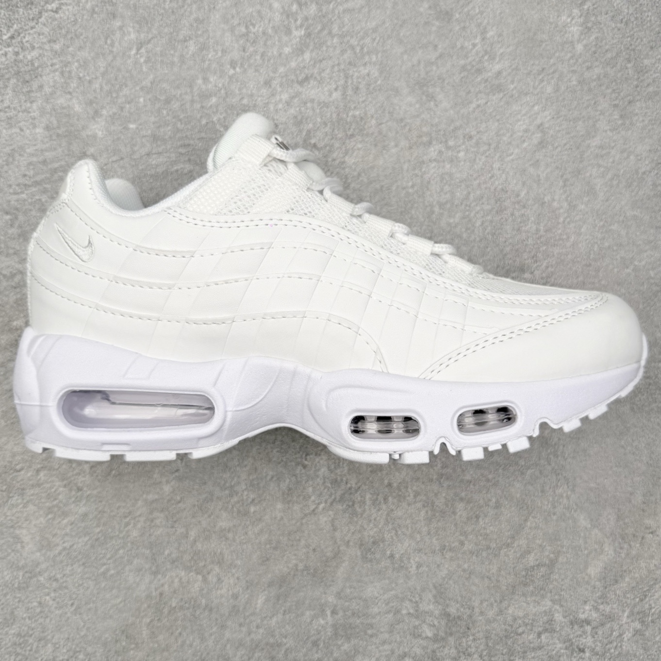 图片[5]-＃MX版 NK Air Max 95 复古减震气垫跑鞋 经典重温 外单专供大厂出品 品质稳定 一百余色 终端操作 鞋款设计灵感源于人体构造 中底设计基于人体的脊柱构造 是整体设计的核心 尼龙孔眼代表了肋骨 而分层式面板和网眼象征着肌肉纤维和肉体组织 Air Max 95采用了两个独立的吹塑成型的Air-Sole单元 并首次在前掌使用可视化气垫设计 Swoosh logo夜当作一个 点符号放在了鞋子的后帮位置 20年的发展让 AIR MAX 95有了不同的故事 20年后再度面向世人的时候 焕然一新的面貌 让人有了另外一种清新脱俗的感觉 尺码：36 36.5 37.5 38 38.5 39 40 40.5 41 42 42.5 43 44 44.5 45 46-选品中心