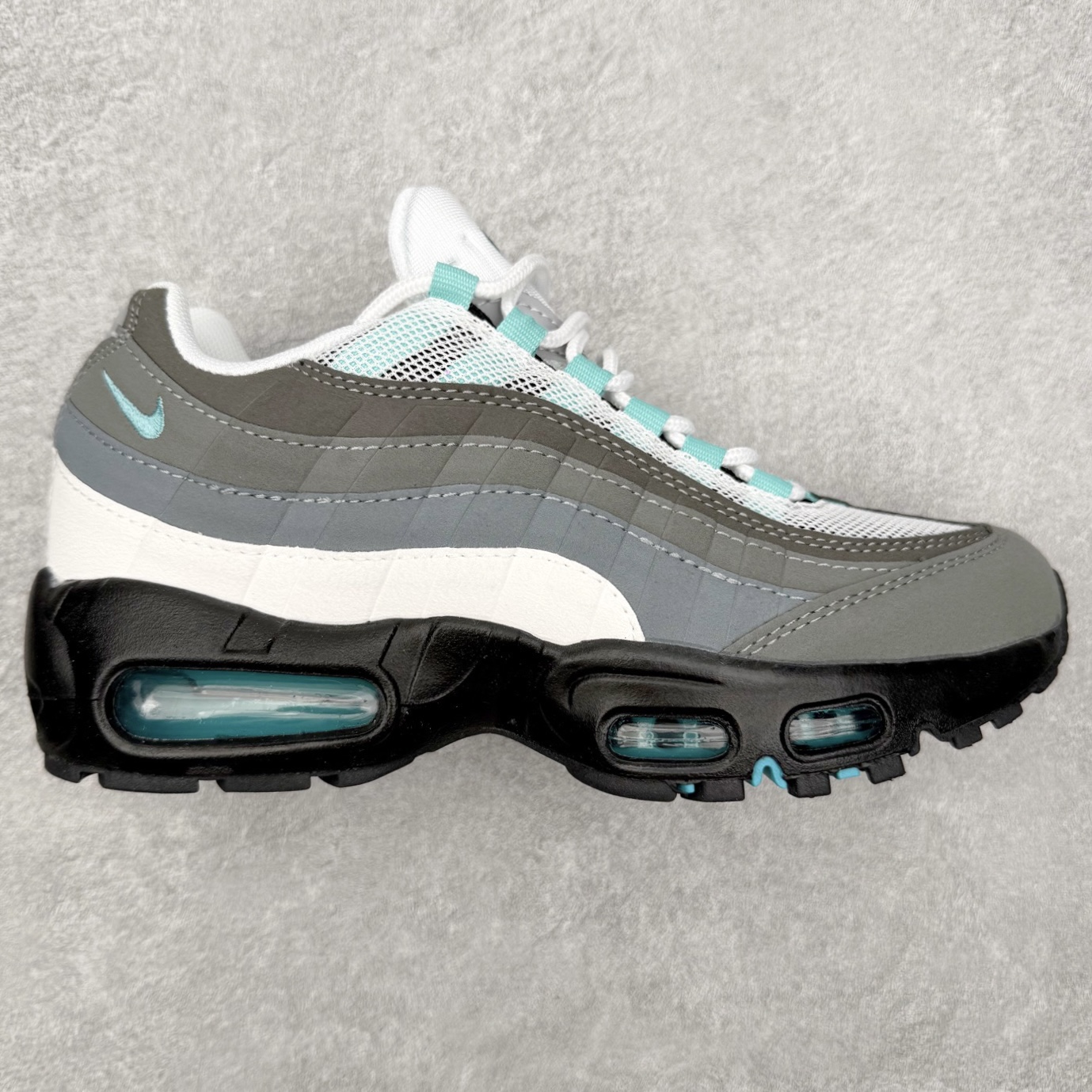 ＃MX版 NK Air Max 95 复古减震气垫跑鞋 经典重温 外单专供大厂出品 品质稳定 一百余色 终端操作 鞋款设计灵感源于人体构造 中底设计基于人体的脊柱构造 是整体设计的核心 尼龙孔眼代表了肋骨 而分层式面板和网眼象征着肌肉纤维和肉体组织 Air Max 95采用了两个独立的吹塑成型的Air-Sole单元 并首次在前掌使用可视化气垫设计 Swoosh logo夜当作一个 点符号放在了鞋子的后帮位置 20年的发展让 AIR MAX 95有了不同的故事 20年后再度面向世人的时候 焕然一新的面貌 让人有了另外一种清新脱俗的感觉 尺码：36 36.5 37.5 38 38.5 39 40 40.5 41 42 42.5 43 44 44.5 45 46-选品中心