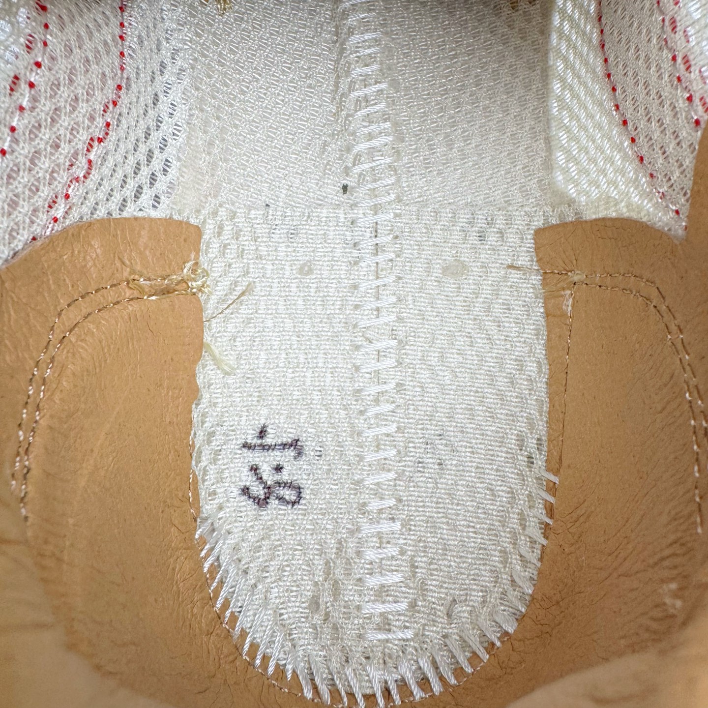 图片[11]-＃PK纯原福利 GD权志龙大爱款式❤️神级之作回归 艺术家Tom Sachs x NK Craft Mars Yard 2.0 联名宇航员神游太空百搭休闲运动透气慢跑鞋 复古做旧黄红勾 AA2261-100 正确原厂钢印 正确中底针车工艺 原装配件原盒原标 原装进口鞋垫 进口乳胶#原档案私模大底打造 韩国大宇原厂网纱 台湾进口丝绒猪巴革材质饰片 中底外后侧带四杠竖纹原装鞋垫 泡棉乳胶缓震 全套完美原装配件及包装物 经过五年时间的等待 被视为神级球鞋之作的 Craft Mars Yard 终于以 2.0 的姿态回归 艺术家 Tom Sachs 在延续经典外观与配色组合的同时 将Craft Mars Yard 进行全面升级 以更加透气的涤纶经编针织网眼取代之前的特殊 Vectran 材质 并在鞋面上加入 X 型走线提高耐磨特性 而经过改良之后的 SFB 特种部队靴大底亦更加适合在城市环境着用 此外网面层和软木层的双内底设计更是为营造赤脚穿着体验特别优化 尺码：38 38.5 39 40 40.5 41 42 42.5 43 44 44.5 45 46-选品中心