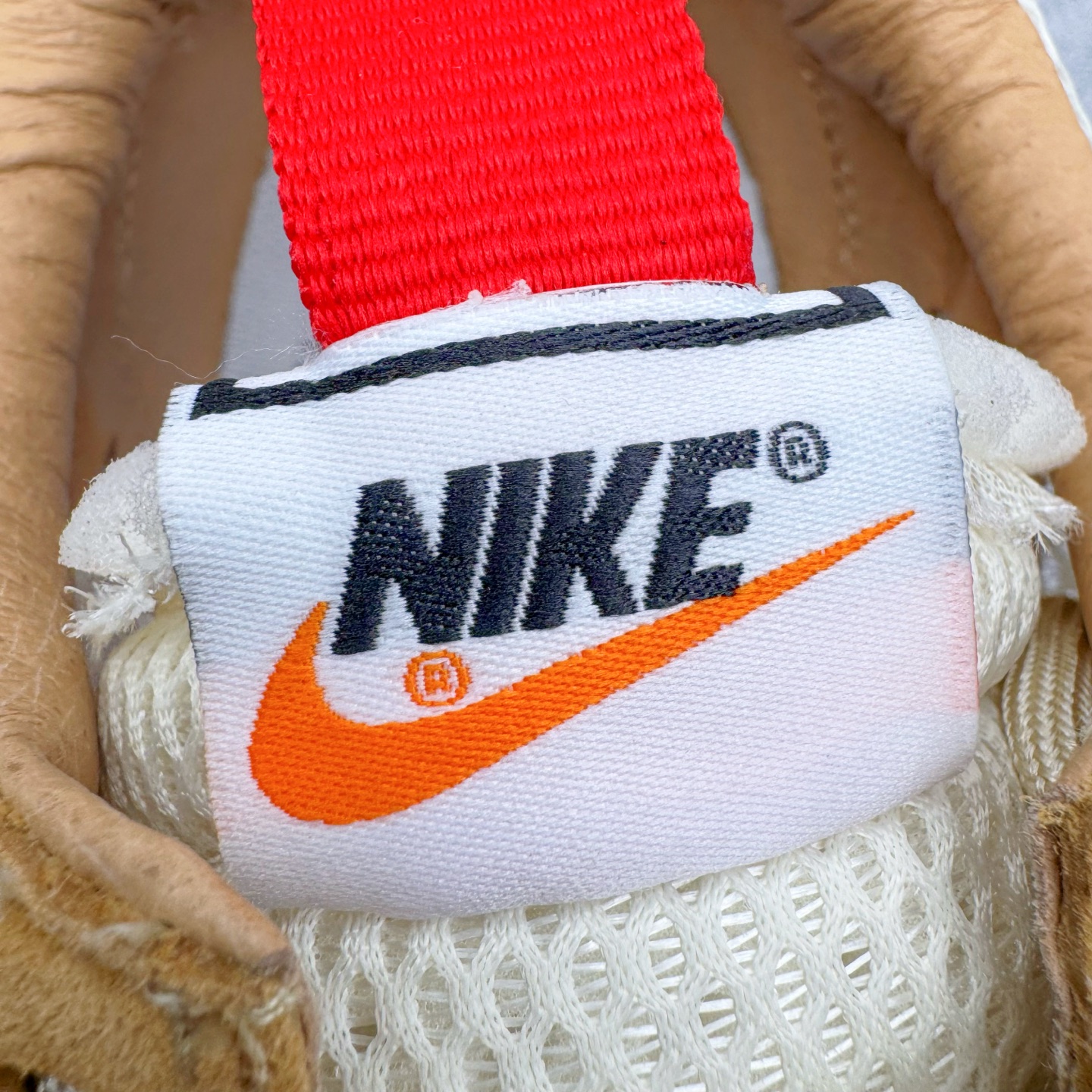 图片[15]-＃PK纯原福利 GD权志龙大爱款式❤️神级之作回归 艺术家Tom Sachs x NK Craft Mars Yard 2.0 联名宇航员神游太空百搭休闲运动透气慢跑鞋 复古做旧黄红勾 AA2261-100 正确原厂钢印 正确中底针车工艺 原装配件原盒原标 原装进口鞋垫 进口乳胶#原档案私模大底打造 韩国大宇原厂网纱 台湾进口丝绒猪巴革材质饰片 中底外后侧带四杠竖纹原装鞋垫 泡棉乳胶缓震 全套完美原装配件及包装物 经过五年时间的等待 被视为神级球鞋之作的 Craft Mars Yard 终于以 2.0 的姿态回归 艺术家 Tom Sachs 在延续经典外观与配色组合的同时 将Craft Mars Yard 进行全面升级 以更加透气的涤纶经编针织网眼取代之前的特殊 Vectran 材质 并在鞋面上加入 X 型走线提高耐磨特性 而经过改良之后的 SFB 特种部队靴大底亦更加适合在城市环境着用 此外网面层和软木层的双内底设计更是为营造赤脚穿着体验特别优化 尺码：38 38.5 39 40 40.5 41 42 42.5 43 44 44.5 45 46-选品中心