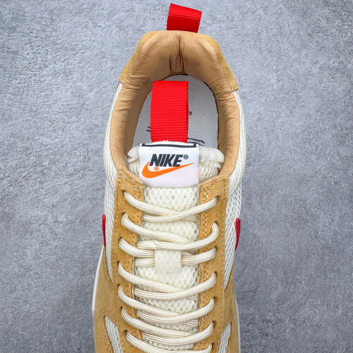 图片[5]-＃PK纯原福利 GD权志龙大爱款式❤️神级之作回归 艺术家Tom Sachs x NK Craft Mars Yard 2.0 联名宇航员神游太空百搭休闲运动透气慢跑鞋 复古做旧黄红勾 AA2261-100 正确原厂钢印 正确中底针车工艺 原装配件原盒原标 原装进口鞋垫 进口乳胶#原档案私模大底打造 韩国大宇原厂网纱 台湾进口丝绒猪巴革材质饰片 中底外后侧带四杠竖纹原装鞋垫 泡棉乳胶缓震 全套完美原装配件及包装物 经过五年时间的等待 被视为神级球鞋之作的 Craft Mars Yard 终于以 2.0 的姿态回归 艺术家 Tom Sachs 在延续经典外观与配色组合的同时 将Craft Mars Yard 进行全面升级 以更加透气的涤纶经编针织网眼取代之前的特殊 Vectran 材质 并在鞋面上加入 X 型走线提高耐磨特性 而经过改良之后的 SFB 特种部队靴大底亦更加适合在城市环境着用 此外网面层和软木层的双内底设计更是为营造赤脚穿着体验特别优化 尺码：38 38.5 39 40 40.5 41 42 42.5 43 44 44.5 45 46-选品中心
