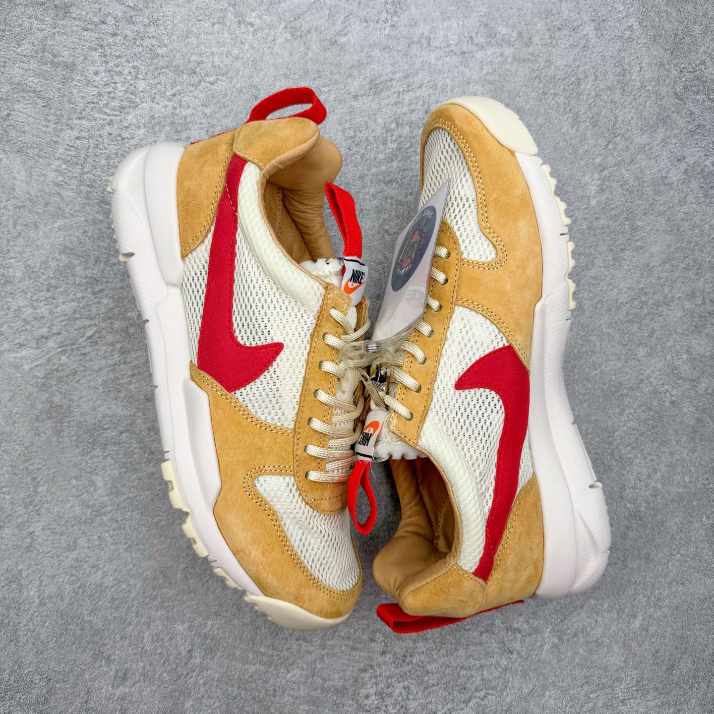 图片[3]-＃PK纯原福利 GD权志龙大爱款式❤️神级之作回归 艺术家Tom Sachs x NK Craft Mars Yard 2.0 联名宇航员神游太空百搭休闲运动透气慢跑鞋 复古做旧黄红勾 AA2261-100 正确原厂钢印 正确中底针车工艺 原装配件原盒原标 原装进口鞋垫 进口乳胶#原档案私模大底打造 韩国大宇原厂网纱 台湾进口丝绒猪巴革材质饰片 中底外后侧带四杠竖纹原装鞋垫 泡棉乳胶缓震 全套完美原装配件及包装物 经过五年时间的等待 被视为神级球鞋之作的 Craft Mars Yard 终于以 2.0 的姿态回归 艺术家 Tom Sachs 在延续经典外观与配色组合的同时 将Craft Mars Yard 进行全面升级 以更加透气的涤纶经编针织网眼取代之前的特殊 Vectran 材质 并在鞋面上加入 X 型走线提高耐磨特性 而经过改良之后的 SFB 特种部队靴大底亦更加适合在城市环境着用 此外网面层和软木层的双内底设计更是为营造赤脚穿着体验特别优化 尺码：38 38.5 39 40 40.5 41 42 42.5 43 44 44.5 45 46-选品中心