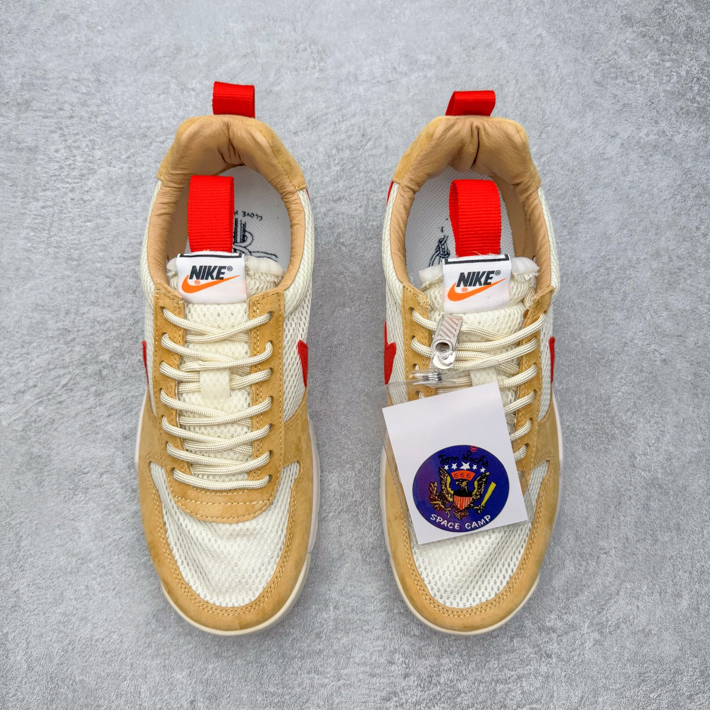 图片[2]-＃PK纯原福利 GD权志龙大爱款式❤️神级之作回归 艺术家Tom Sachs x NK Craft Mars Yard 2.0 联名宇航员神游太空百搭休闲运动透气慢跑鞋 复古做旧黄红勾 AA2261-100 正确原厂钢印 正确中底针车工艺 原装配件原盒原标 原装进口鞋垫 进口乳胶#原档案私模大底打造 韩国大宇原厂网纱 台湾进口丝绒猪巴革材质饰片 中底外后侧带四杠竖纹原装鞋垫 泡棉乳胶缓震 全套完美原装配件及包装物 经过五年时间的等待 被视为神级球鞋之作的 Craft Mars Yard 终于以 2.0 的姿态回归 艺术家 Tom Sachs 在延续经典外观与配色组合的同时 将Craft Mars Yard 进行全面升级 以更加透气的涤纶经编针织网眼取代之前的特殊 Vectran 材质 并在鞋面上加入 X 型走线提高耐磨特性 而经过改良之后的 SFB 特种部队靴大底亦更加适合在城市环境着用 此外网面层和软木层的双内底设计更是为营造赤脚穿着体验特别优化 尺码：38 38.5 39 40 40.5 41 42 42.5 43 44 44.5 45 46-选品中心
