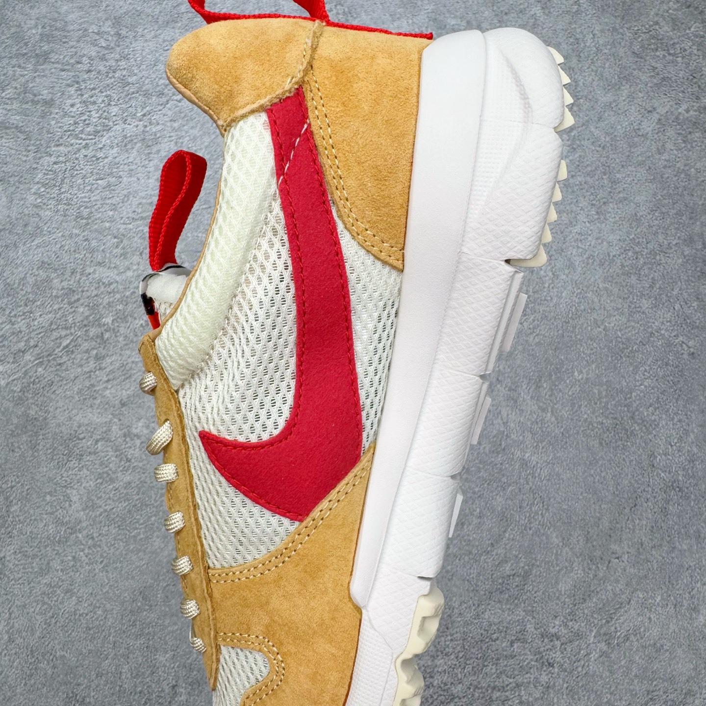 图片[7]-＃PK纯原福利 GD权志龙大爱款式❤️神级之作回归 艺术家Tom Sachs x NK Craft Mars Yard 2.0 联名宇航员神游太空百搭休闲运动透气慢跑鞋 复古做旧黄红勾 AA2261-100 正确原厂钢印 正确中底针车工艺 原装配件原盒原标 原装进口鞋垫 进口乳胶#原档案私模大底打造 韩国大宇原厂网纱 台湾进口丝绒猪巴革材质饰片 中底外后侧带四杠竖纹原装鞋垫 泡棉乳胶缓震 全套完美原装配件及包装物 经过五年时间的等待 被视为神级球鞋之作的 Craft Mars Yard 终于以 2.0 的姿态回归 艺术家 Tom Sachs 在延续经典外观与配色组合的同时 将Craft Mars Yard 进行全面升级 以更加透气的涤纶经编针织网眼取代之前的特殊 Vectran 材质 并在鞋面上加入 X 型走线提高耐磨特性 而经过改良之后的 SFB 特种部队靴大底亦更加适合在城市环境着用 此外网面层和软木层的双内底设计更是为营造赤脚穿着体验特别优化 尺码：38 38.5 39 40 40.5 41 42 42.5 43 44 44.5 45 46-选品中心
