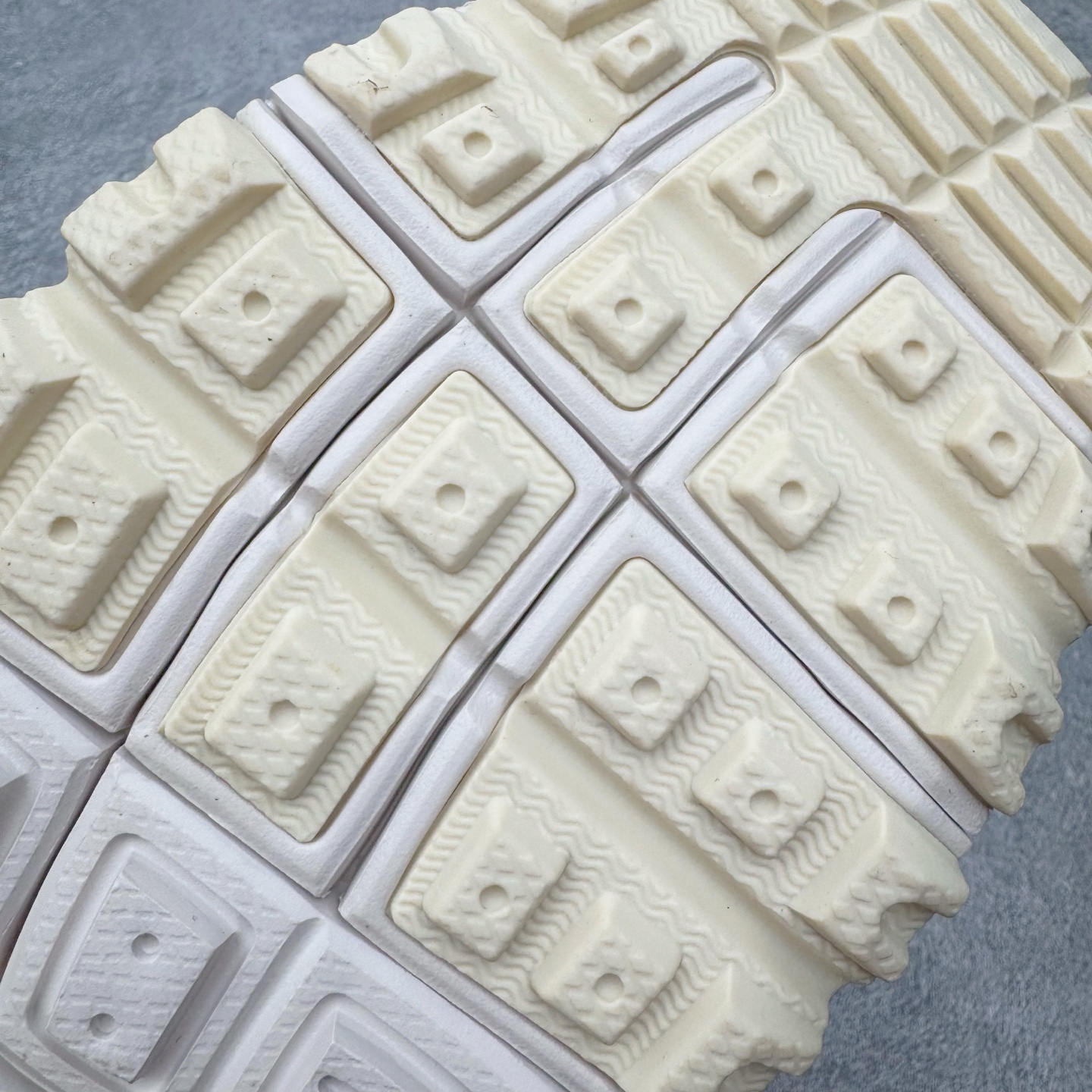 图片[19]-＃PK纯原福利 GD权志龙大爱款式❤️神级之作回归 艺术家Tom Sachs x NK Craft Mars Yard 2.0 联名宇航员神游太空百搭休闲运动透气慢跑鞋 复古做旧黄红勾 AA2261-100 正确原厂钢印 正确中底针车工艺 原装配件原盒原标 原装进口鞋垫 进口乳胶#原档案私模大底打造 韩国大宇原厂网纱 台湾进口丝绒猪巴革材质饰片 中底外后侧带四杠竖纹原装鞋垫 泡棉乳胶缓震 全套完美原装配件及包装物 经过五年时间的等待 被视为神级球鞋之作的 Craft Mars Yard 终于以 2.0 的姿态回归 艺术家 Tom Sachs 在延续经典外观与配色组合的同时 将Craft Mars Yard 进行全面升级 以更加透气的涤纶经编针织网眼取代之前的特殊 Vectran 材质 并在鞋面上加入 X 型走线提高耐磨特性 而经过改良之后的 SFB 特种部队靴大底亦更加适合在城市环境着用 此外网面层和软木层的双内底设计更是为营造赤脚穿着体验特别优化 尺码：38 38.5 39 40 40.5 41 42 42.5 43 44 44.5 45 46-选品中心