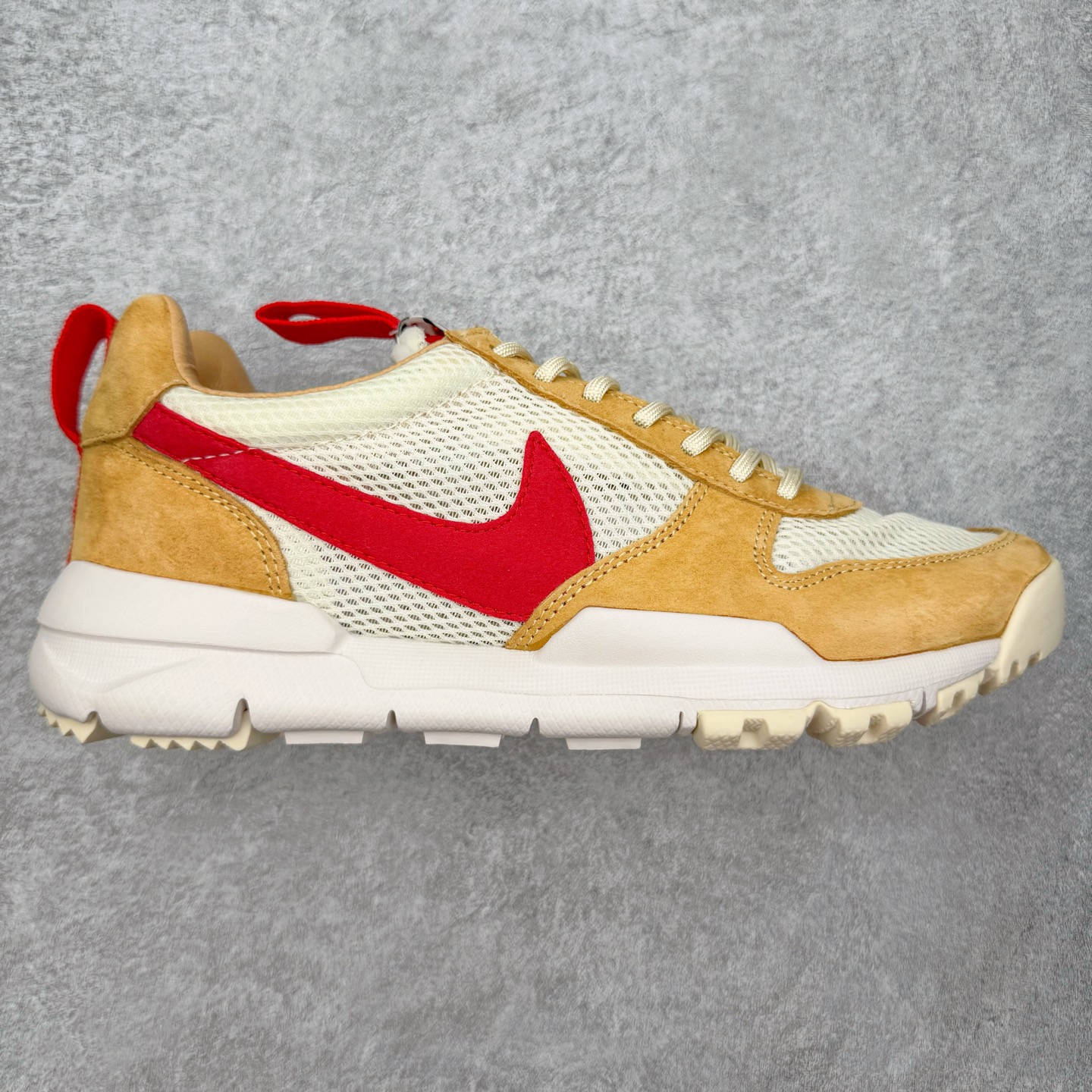 ＃PK纯原福利 GD权志龙大爱款式❤️神级之作回归 艺术家Tom Sachs x NK Craft Mars Yard 2.0 联名宇航员神游太空百搭休闲运动透气慢跑鞋 复古做旧黄红勾 AA2261-100 正确原厂钢印 正确中底针车工艺 原装配件原盒原标 原装进口鞋垫 进口乳胶#原档案私模大底打造 韩国大宇原厂网纱 台湾进口丝绒猪巴革材质饰片 中底外后侧带四杠竖纹原装鞋垫 泡棉乳胶缓震 全套完美原装配件及包装物 经过五年时间的等待 被视为神级球鞋之作的 Craft Mars Yard 终于以 2.0 的姿态回归 艺术家 Tom Sachs 在延续经典外观与配色组合的同时 将Craft Mars Yard 进行全面升级 以更加透气的涤纶经编针织网眼取代之前的特殊 Vectran 材质 并在鞋面上加入 X 型走线提高耐磨特性 而经过改良之后的 SFB 特种部队靴大底亦更加适合在城市环境着用 此外网面层和软木层的双内底设计更是为营造赤脚穿着体验特别优化 尺码：38 38.5 39 40 40.5 41 42 42.5 43 44 44.5 45 46-选品中心