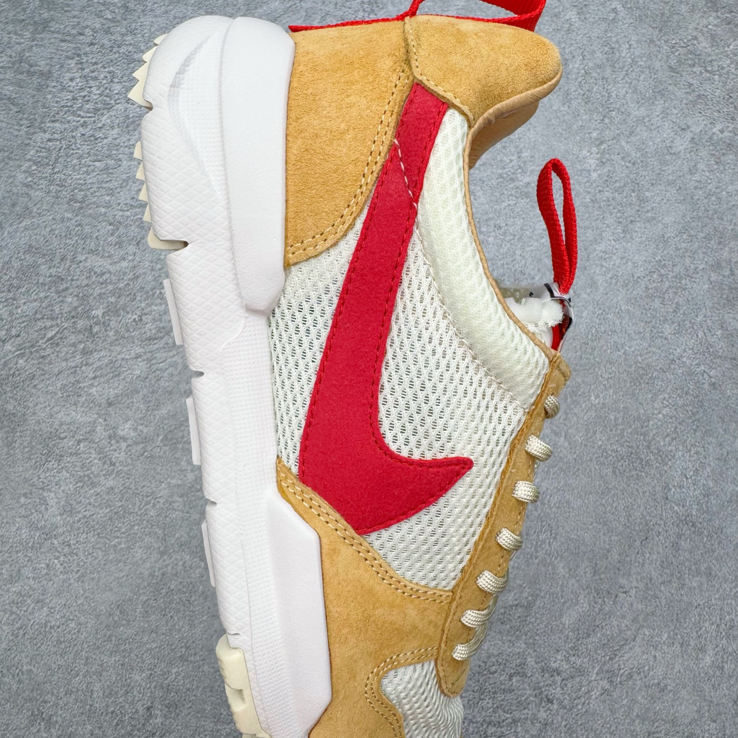 图片[6]-＃PK纯原福利 GD权志龙大爱款式❤️神级之作回归 艺术家Tom Sachs x NK Craft Mars Yard 2.0 联名宇航员神游太空百搭休闲运动透气慢跑鞋 复古做旧黄红勾 AA2261-100 正确原厂钢印 正确中底针车工艺 原装配件原盒原标 原装进口鞋垫 进口乳胶#原档案私模大底打造 韩国大宇原厂网纱 台湾进口丝绒猪巴革材质饰片 中底外后侧带四杠竖纹原装鞋垫 泡棉乳胶缓震 全套完美原装配件及包装物 经过五年时间的等待 被视为神级球鞋之作的 Craft Mars Yard 终于以 2.0 的姿态回归 艺术家 Tom Sachs 在延续经典外观与配色组合的同时 将Craft Mars Yard 进行全面升级 以更加透气的涤纶经编针织网眼取代之前的特殊 Vectran 材质 并在鞋面上加入 X 型走线提高耐磨特性 而经过改良之后的 SFB 特种部队靴大底亦更加适合在城市环境着用 此外网面层和软木层的双内底设计更是为营造赤脚穿着体验特别优化 尺码：38 38.5 39 40 40.5 41 42 42.5 43 44 44.5 45 46-选品中心