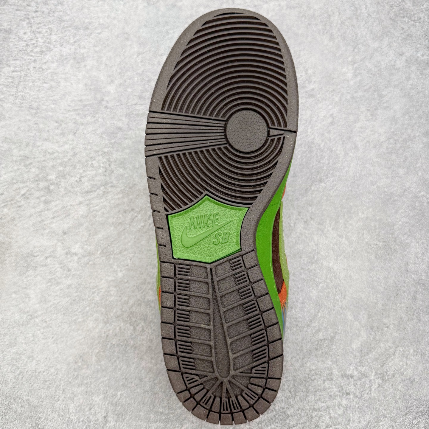 图片[9]-＃SS史诗 NK SB Dunk Low 潮流时尚舒适防滑耐磨低帮板鞋 太阳花棕绿 789841-332 全网最全Dunk系列配色 实力大厂出品 新配色陆续开发 利润个位数只为口碑 超强性价比 全套原纸板楦头开发 确保原汁原味 完美呈现DUNK版型 一比一鞋头弧度高度鞋身弧度 此版本只针对中端市场 皮料材质有所更替 其他数据细节工艺流程均保持一致 绝不口嗨 细节品控鞋型随意对比 独家私模官方第六代原厂航空铝磨具打磨大底 鞋头坡度极致还原 无解鞋型 原盒原配 圈内天花板工艺 原厂玻璃冲刀 超高清洁度 全鞋零毛边皮料切割 原厂中底布点胶 中底布拉帮走线遵循公司 尺码：36 36.5 37.5 38 38.5 39 40 40.5 41 42 42.5 43 44 44.5 45 46-选品中心