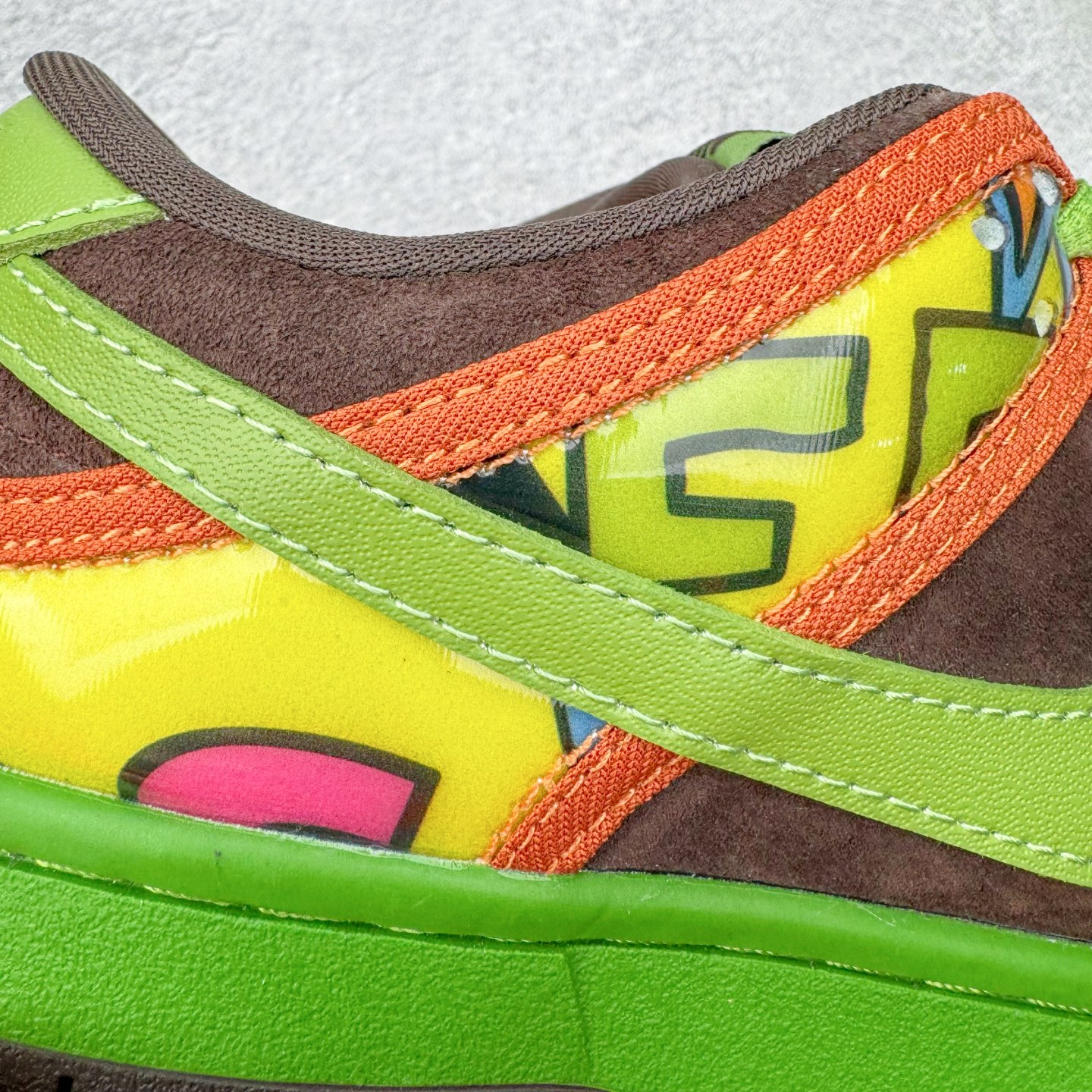 图片[14]-＃SS史诗 NK SB Dunk Low 潮流时尚舒适防滑耐磨低帮板鞋 太阳花棕绿 789841-332 全网最全Dunk系列配色 实力大厂出品 新配色陆续开发 利润个位数只为口碑 超强性价比 全套原纸板楦头开发 确保原汁原味 完美呈现DUNK版型 一比一鞋头弧度高度鞋身弧度 此版本只针对中端市场 皮料材质有所更替 其他数据细节工艺流程均保持一致 绝不口嗨 细节品控鞋型随意对比 独家私模官方第六代原厂航空铝磨具打磨大底 鞋头坡度极致还原 无解鞋型 原盒原配 圈内天花板工艺 原厂玻璃冲刀 超高清洁度 全鞋零毛边皮料切割 原厂中底布点胶 中底布拉帮走线遵循公司 尺码：36 36.5 37.5 38 38.5 39 40 40.5 41 42 42.5 43 44 44.5 45 46-选品中心