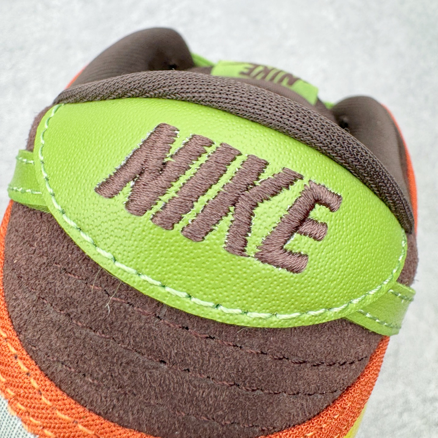 图片[13]-＃SS史诗 NK SB Dunk Low 潮流时尚舒适防滑耐磨低帮板鞋 太阳花棕绿 789841-332 全网最全Dunk系列配色 实力大厂出品 新配色陆续开发 利润个位数只为口碑 超强性价比 全套原纸板楦头开发 确保原汁原味 完美呈现DUNK版型 一比一鞋头弧度高度鞋身弧度 此版本只针对中端市场 皮料材质有所更替 其他数据细节工艺流程均保持一致 绝不口嗨 细节品控鞋型随意对比 独家私模官方第六代原厂航空铝磨具打磨大底 鞋头坡度极致还原 无解鞋型 原盒原配 圈内天花板工艺 原厂玻璃冲刀 超高清洁度 全鞋零毛边皮料切割 原厂中底布点胶 中底布拉帮走线遵循公司 尺码：36 36.5 37.5 38 38.5 39 40 40.5 41 42 42.5 43 44 44.5 45 46-选品中心