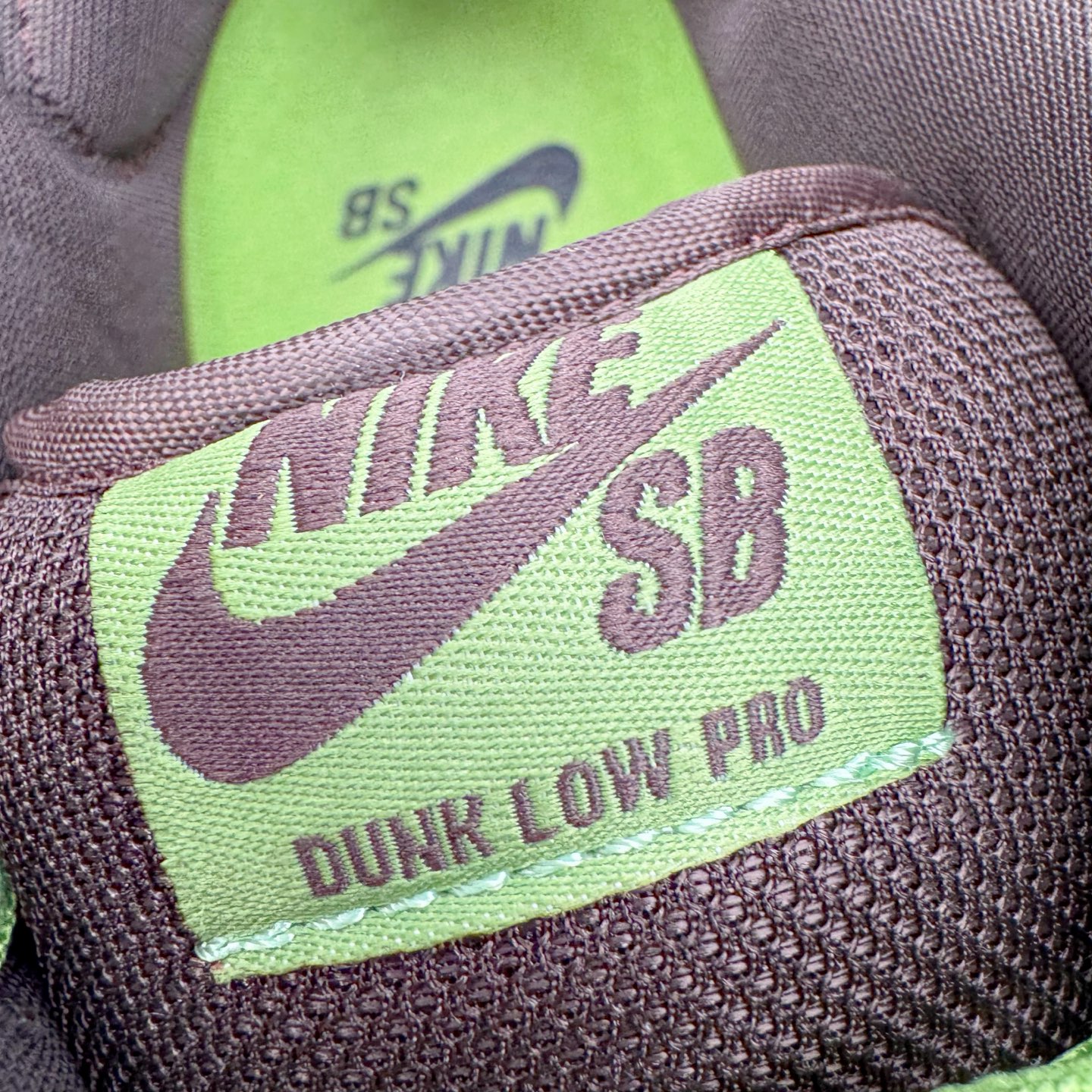 图片[11]-＃SS史诗 NK SB Dunk Low 潮流时尚舒适防滑耐磨低帮板鞋 太阳花棕绿 789841-332 全网最全Dunk系列配色 实力大厂出品 新配色陆续开发 利润个位数只为口碑 超强性价比 全套原纸板楦头开发 确保原汁原味 完美呈现DUNK版型 一比一鞋头弧度高度鞋身弧度 此版本只针对中端市场 皮料材质有所更替 其他数据细节工艺流程均保持一致 绝不口嗨 细节品控鞋型随意对比 独家私模官方第六代原厂航空铝磨具打磨大底 鞋头坡度极致还原 无解鞋型 原盒原配 圈内天花板工艺 原厂玻璃冲刀 超高清洁度 全鞋零毛边皮料切割 原厂中底布点胶 中底布拉帮走线遵循公司 尺码：36 36.5 37.5 38 38.5 39 40 40.5 41 42 42.5 43 44 44.5 45 46-选品中心
