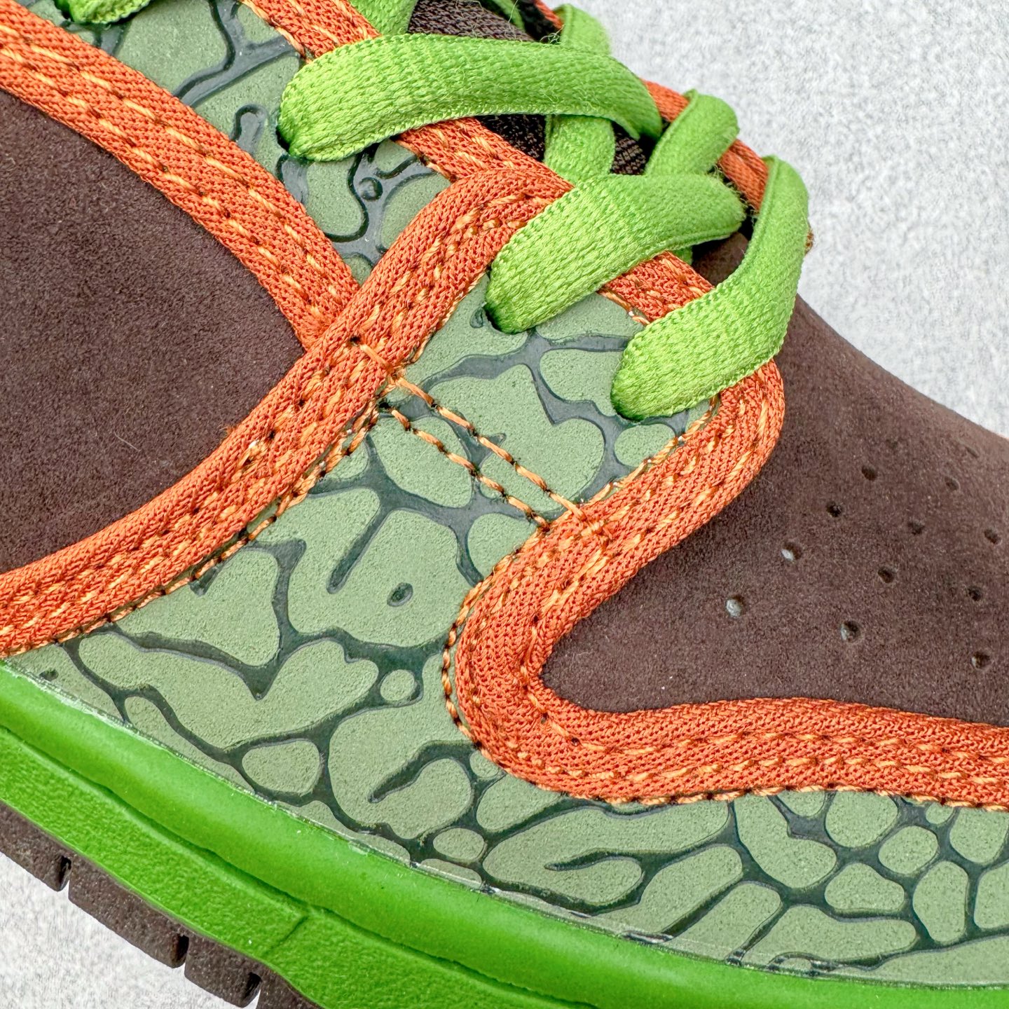 图片[15]-＃SS史诗 NK SB Dunk Low 潮流时尚舒适防滑耐磨低帮板鞋 太阳花棕绿 789841-332 全网最全Dunk系列配色 实力大厂出品 新配色陆续开发 利润个位数只为口碑 超强性价比 全套原纸板楦头开发 确保原汁原味 完美呈现DUNK版型 一比一鞋头弧度高度鞋身弧度 此版本只针对中端市场 皮料材质有所更替 其他数据细节工艺流程均保持一致 绝不口嗨 细节品控鞋型随意对比 独家私模官方第六代原厂航空铝磨具打磨大底 鞋头坡度极致还原 无解鞋型 原盒原配 圈内天花板工艺 原厂玻璃冲刀 超高清洁度 全鞋零毛边皮料切割 原厂中底布点胶 中底布拉帮走线遵循公司 尺码：36 36.5 37.5 38 38.5 39 40 40.5 41 42 42.5 43 44 44.5 45 46-选品中心