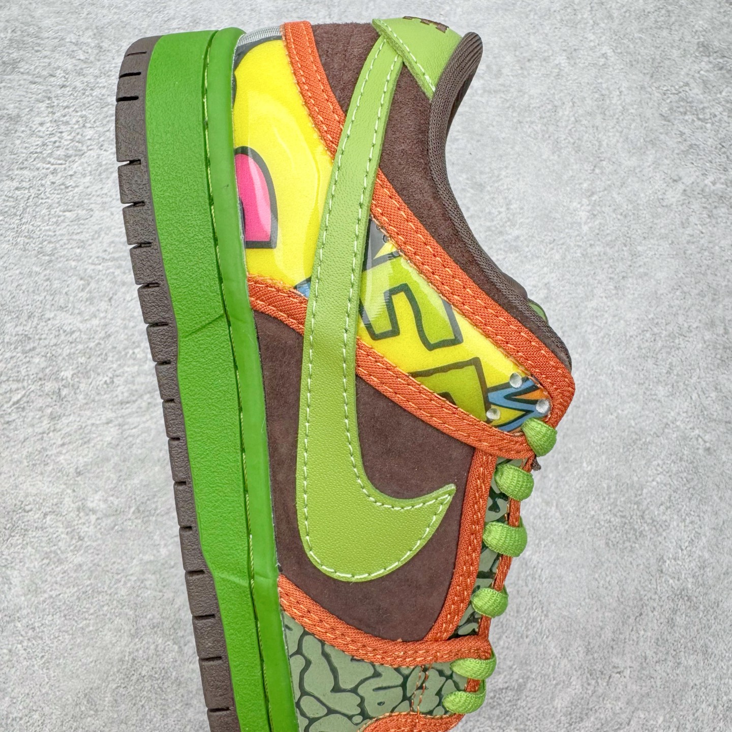 图片[6]-＃SS史诗 NK SB Dunk Low 潮流时尚舒适防滑耐磨低帮板鞋 太阳花棕绿 789841-332 全网最全Dunk系列配色 实力大厂出品 新配色陆续开发 利润个位数只为口碑 超强性价比 全套原纸板楦头开发 确保原汁原味 完美呈现DUNK版型 一比一鞋头弧度高度鞋身弧度 此版本只针对中端市场 皮料材质有所更替 其他数据细节工艺流程均保持一致 绝不口嗨 细节品控鞋型随意对比 独家私模官方第六代原厂航空铝磨具打磨大底 鞋头坡度极致还原 无解鞋型 原盒原配 圈内天花板工艺 原厂玻璃冲刀 超高清洁度 全鞋零毛边皮料切割 原厂中底布点胶 中底布拉帮走线遵循公司 尺码：36 36.5 37.5 38 38.5 39 40 40.5 41 42 42.5 43 44 44.5 45 46-选品中心