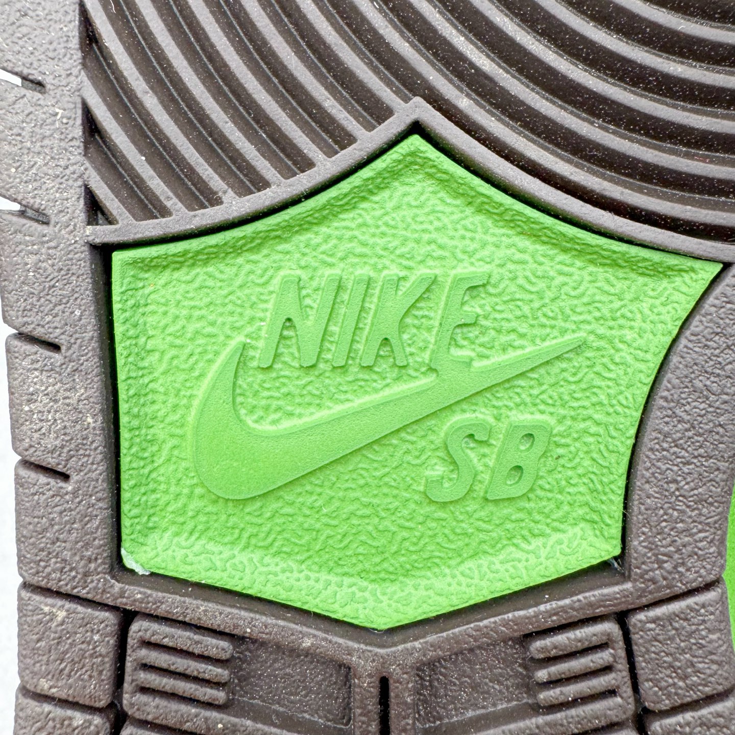 图片[17]-＃SS史诗 NK SB Dunk Low 潮流时尚舒适防滑耐磨低帮板鞋 太阳花棕绿 789841-332 全网最全Dunk系列配色 实力大厂出品 新配色陆续开发 利润个位数只为口碑 超强性价比 全套原纸板楦头开发 确保原汁原味 完美呈现DUNK版型 一比一鞋头弧度高度鞋身弧度 此版本只针对中端市场 皮料材质有所更替 其他数据细节工艺流程均保持一致 绝不口嗨 细节品控鞋型随意对比 独家私模官方第六代原厂航空铝磨具打磨大底 鞋头坡度极致还原 无解鞋型 原盒原配 圈内天花板工艺 原厂玻璃冲刀 超高清洁度 全鞋零毛边皮料切割 原厂中底布点胶 中底布拉帮走线遵循公司 尺码：36 36.5 37.5 38 38.5 39 40 40.5 41 42 42.5 43 44 44.5 45 46-选品中心
