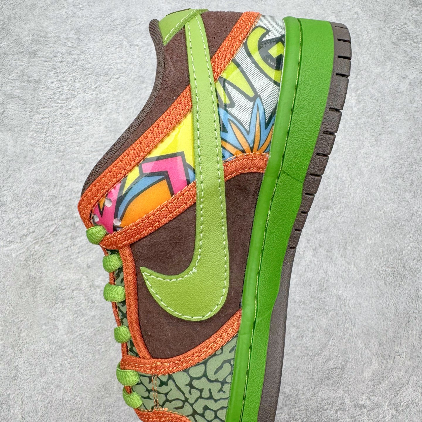 图片[7]-＃SS史诗 NK SB Dunk Low 潮流时尚舒适防滑耐磨低帮板鞋 太阳花棕绿 789841-332 全网最全Dunk系列配色 实力大厂出品 新配色陆续开发 利润个位数只为口碑 超强性价比 全套原纸板楦头开发 确保原汁原味 完美呈现DUNK版型 一比一鞋头弧度高度鞋身弧度 此版本只针对中端市场 皮料材质有所更替 其他数据细节工艺流程均保持一致 绝不口嗨 细节品控鞋型随意对比 独家私模官方第六代原厂航空铝磨具打磨大底 鞋头坡度极致还原 无解鞋型 原盒原配 圈内天花板工艺 原厂玻璃冲刀 超高清洁度 全鞋零毛边皮料切割 原厂中底布点胶 中底布拉帮走线遵循公司 尺码：36 36.5 37.5 38 38.5 39 40 40.5 41 42 42.5 43 44 44.5 45 46-选品中心