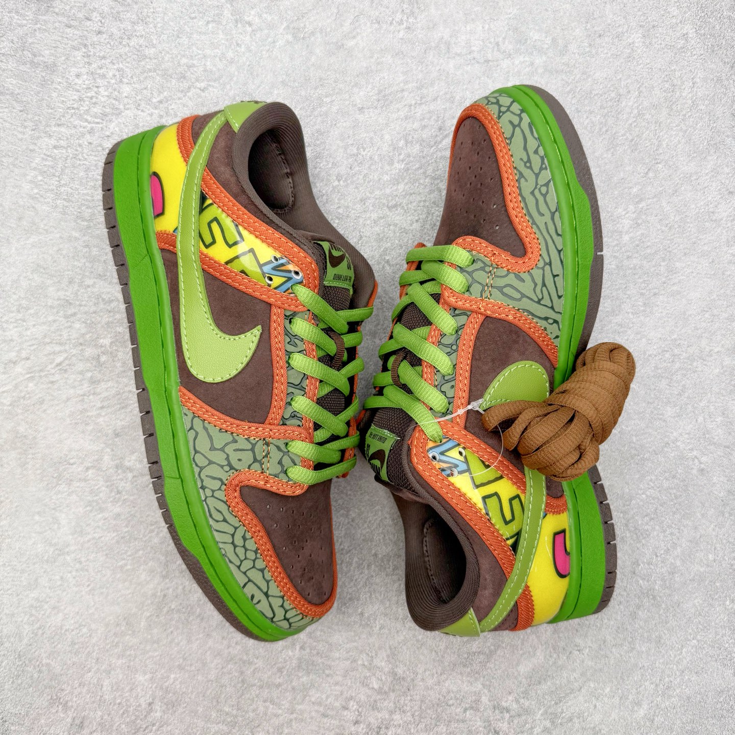 图片[3]-＃SS史诗 NK SB Dunk Low 潮流时尚舒适防滑耐磨低帮板鞋 太阳花棕绿 789841-332 全网最全Dunk系列配色 实力大厂出品 新配色陆续开发 利润个位数只为口碑 超强性价比 全套原纸板楦头开发 确保原汁原味 完美呈现DUNK版型 一比一鞋头弧度高度鞋身弧度 此版本只针对中端市场 皮料材质有所更替 其他数据细节工艺流程均保持一致 绝不口嗨 细节品控鞋型随意对比 独家私模官方第六代原厂航空铝磨具打磨大底 鞋头坡度极致还原 无解鞋型 原盒原配 圈内天花板工艺 原厂玻璃冲刀 超高清洁度 全鞋零毛边皮料切割 原厂中底布点胶 中底布拉帮走线遵循公司 尺码：36 36.5 37.5 38 38.5 39 40 40.5 41 42 42.5 43 44 44.5 45 46-选品中心