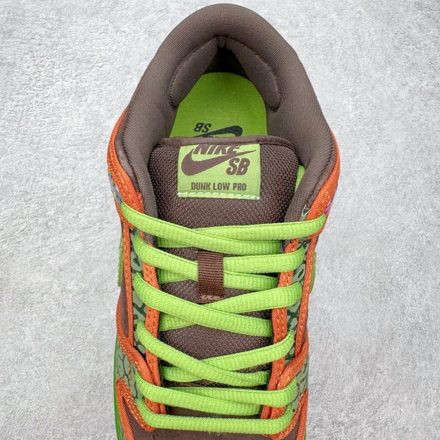 图片[5]-＃SS史诗 NK SB Dunk Low 潮流时尚舒适防滑耐磨低帮板鞋 太阳花棕绿 789841-332 全网最全Dunk系列配色 实力大厂出品 新配色陆续开发 利润个位数只为口碑 超强性价比 全套原纸板楦头开发 确保原汁原味 完美呈现DUNK版型 一比一鞋头弧度高度鞋身弧度 此版本只针对中端市场 皮料材质有所更替 其他数据细节工艺流程均保持一致 绝不口嗨 细节品控鞋型随意对比 独家私模官方第六代原厂航空铝磨具打磨大底 鞋头坡度极致还原 无解鞋型 原盒原配 圈内天花板工艺 原厂玻璃冲刀 超高清洁度 全鞋零毛边皮料切割 原厂中底布点胶 中底布拉帮走线遵循公司 尺码：36 36.5 37.5 38 38.5 39 40 40.5 41 42 42.5 43 44 44.5 45 46-选品中心