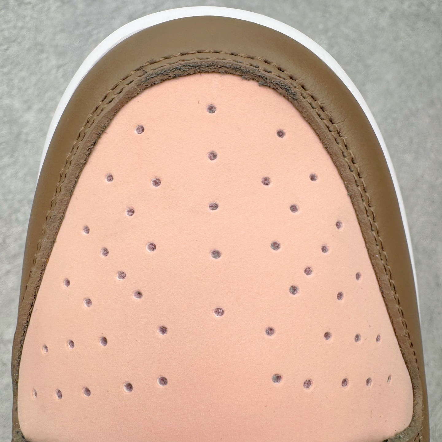 图片[15]-＃SS史诗 NK SB Dunk Low 潮流时尚舒适防滑耐磨低帮板鞋 全网最全Dunk系列配色 实力大厂出品 新配色陆续开发 利润个位数只为口碑 超强性价比 全套原纸板楦头开发 确保原汁原味 完美呈现DUNK版型 一比一鞋头弧度高度鞋身弧度 此版本只针对中端市场 皮料材质有所更替 其他数据细节工艺流程均保持一致 绝不口嗨 细节品控鞋型随意对比 独家私模官方第六代原厂航空铝磨具打磨大底 鞋头坡度极致还原 无解鞋型 原盒原配 圈内天花板工艺 原厂玻璃冲刀 超高清洁度 全鞋零毛边皮料切割 原厂中底布点胶 中底布拉帮走线遵循公司 尺码：36 36.5 37.5 38 38.5 39 40 40.5 41 42 42.5 43 44 44.5 45 46-选品中心