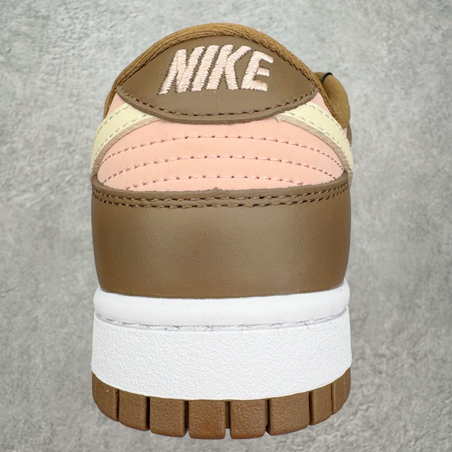图片[8]-＃SS史诗 NK SB Dunk Low 潮流时尚舒适防滑耐磨低帮板鞋 全网最全Dunk系列配色 实力大厂出品 新配色陆续开发 利润个位数只为口碑 超强性价比 全套原纸板楦头开发 确保原汁原味 完美呈现DUNK版型 一比一鞋头弧度高度鞋身弧度 此版本只针对中端市场 皮料材质有所更替 其他数据细节工艺流程均保持一致 绝不口嗨 细节品控鞋型随意对比 独家私模官方第六代原厂航空铝磨具打磨大底 鞋头坡度极致还原 无解鞋型 原盒原配 圈内天花板工艺 原厂玻璃冲刀 超高清洁度 全鞋零毛边皮料切割 原厂中底布点胶 中底布拉帮走线遵循公司 尺码：36 36.5 37.5 38 38.5 39 40 40.5 41 42 42.5 43 44 44.5 45 46-选品中心