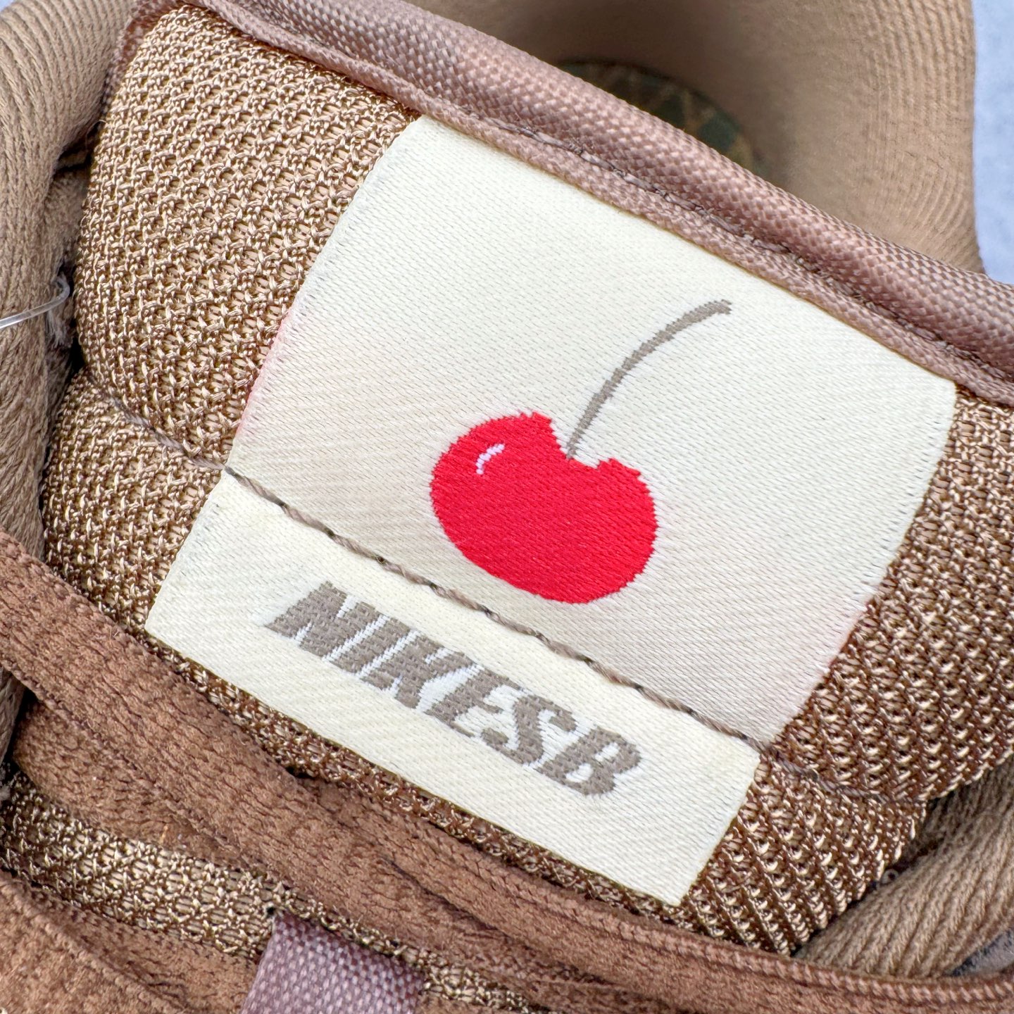 图片[13]-＃SS史诗 NK SB Dunk Low 潮流时尚舒适防滑耐磨低帮板鞋 全网最全Dunk系列配色 实力大厂出品 新配色陆续开发 利润个位数只为口碑 超强性价比 全套原纸板楦头开发 确保原汁原味 完美呈现DUNK版型 一比一鞋头弧度高度鞋身弧度 此版本只针对中端市场 皮料材质有所更替 其他数据细节工艺流程均保持一致 绝不口嗨 细节品控鞋型随意对比 独家私模官方第六代原厂航空铝磨具打磨大底 鞋头坡度极致还原 无解鞋型 原盒原配 圈内天花板工艺 原厂玻璃冲刀 超高清洁度 全鞋零毛边皮料切割 原厂中底布点胶 中底布拉帮走线遵循公司 尺码：36 36.5 37.5 38 38.5 39 40 40.5 41 42 42.5 43 44 44.5 45 46-选品中心