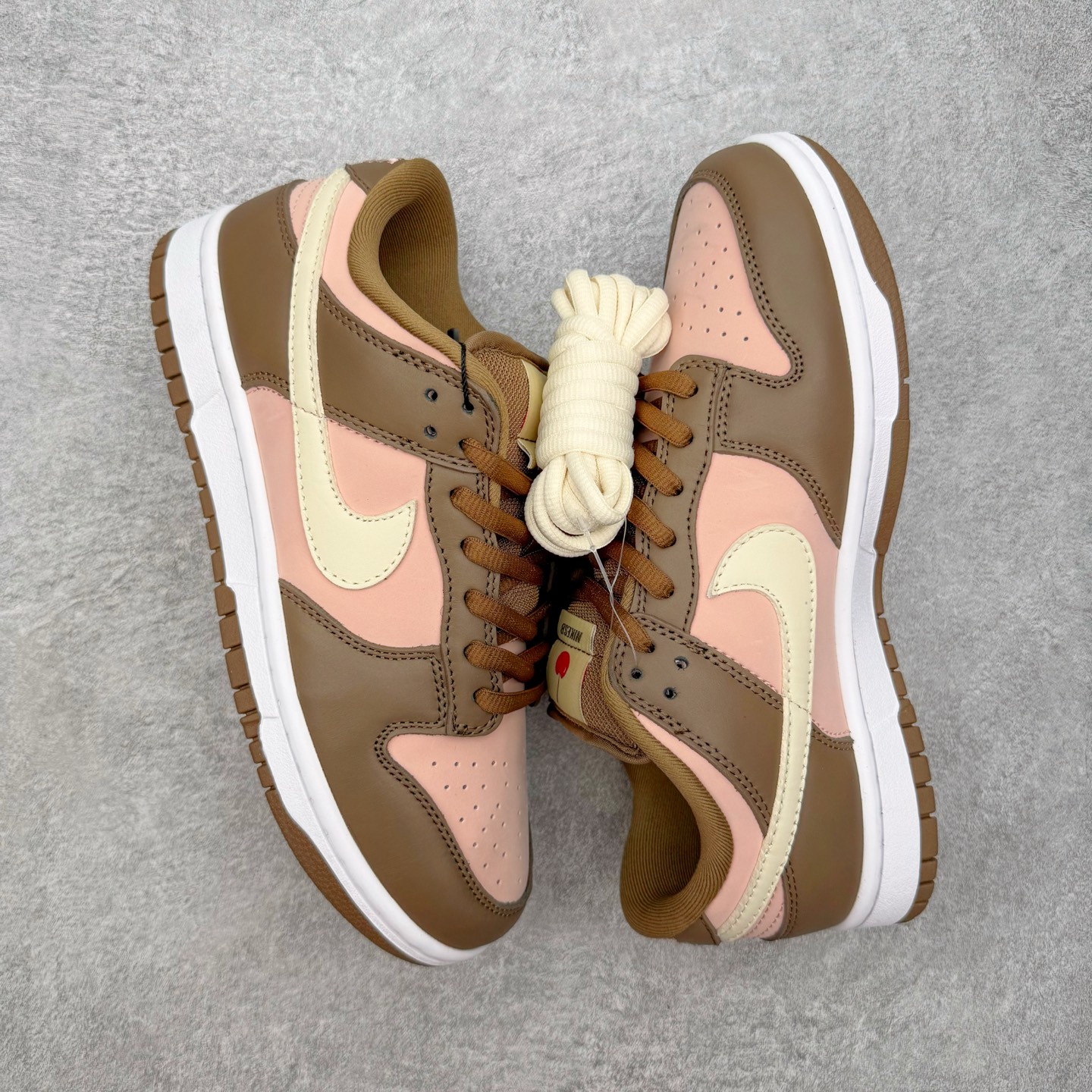 图片[3]-＃SS史诗 NK SB Dunk Low 潮流时尚舒适防滑耐磨低帮板鞋 全网最全Dunk系列配色 实力大厂出品 新配色陆续开发 利润个位数只为口碑 超强性价比 全套原纸板楦头开发 确保原汁原味 完美呈现DUNK版型 一比一鞋头弧度高度鞋身弧度 此版本只针对中端市场 皮料材质有所更替 其他数据细节工艺流程均保持一致 绝不口嗨 细节品控鞋型随意对比 独家私模官方第六代原厂航空铝磨具打磨大底 鞋头坡度极致还原 无解鞋型 原盒原配 圈内天花板工艺 原厂玻璃冲刀 超高清洁度 全鞋零毛边皮料切割 原厂中底布点胶 中底布拉帮走线遵循公司 尺码：36 36.5 37.5 38 38.5 39 40 40.5 41 42 42.5 43 44 44.5 45 46-选品中心
