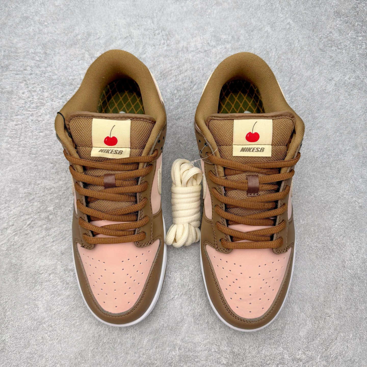 图片[2]-＃SS史诗 NK SB Dunk Low 潮流时尚舒适防滑耐磨低帮板鞋 全网最全Dunk系列配色 实力大厂出品 新配色陆续开发 利润个位数只为口碑 超强性价比 全套原纸板楦头开发 确保原汁原味 完美呈现DUNK版型 一比一鞋头弧度高度鞋身弧度 此版本只针对中端市场 皮料材质有所更替 其他数据细节工艺流程均保持一致 绝不口嗨 细节品控鞋型随意对比 独家私模官方第六代原厂航空铝磨具打磨大底 鞋头坡度极致还原 无解鞋型 原盒原配 圈内天花板工艺 原厂玻璃冲刀 超高清洁度 全鞋零毛边皮料切割 原厂中底布点胶 中底布拉帮走线遵循公司 尺码：36 36.5 37.5 38 38.5 39 40 40.5 41 42 42.5 43 44 44.5 45 46-选品中心
