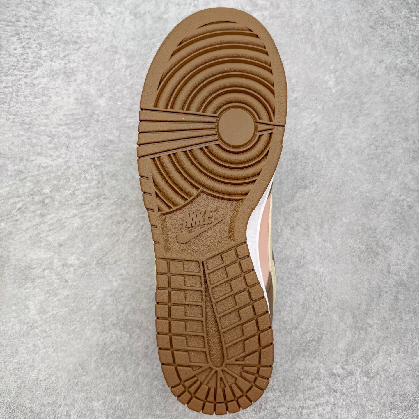 图片[9]-＃SS史诗 NK SB Dunk Low 潮流时尚舒适防滑耐磨低帮板鞋 全网最全Dunk系列配色 实力大厂出品 新配色陆续开发 利润个位数只为口碑 超强性价比 全套原纸板楦头开发 确保原汁原味 完美呈现DUNK版型 一比一鞋头弧度高度鞋身弧度 此版本只针对中端市场 皮料材质有所更替 其他数据细节工艺流程均保持一致 绝不口嗨 细节品控鞋型随意对比 独家私模官方第六代原厂航空铝磨具打磨大底 鞋头坡度极致还原 无解鞋型 原盒原配 圈内天花板工艺 原厂玻璃冲刀 超高清洁度 全鞋零毛边皮料切割 原厂中底布点胶 中底布拉帮走线遵循公司 尺码：36 36.5 37.5 38 38.5 39 40 40.5 41 42 42.5 43 44 44.5 45 46-选品中心