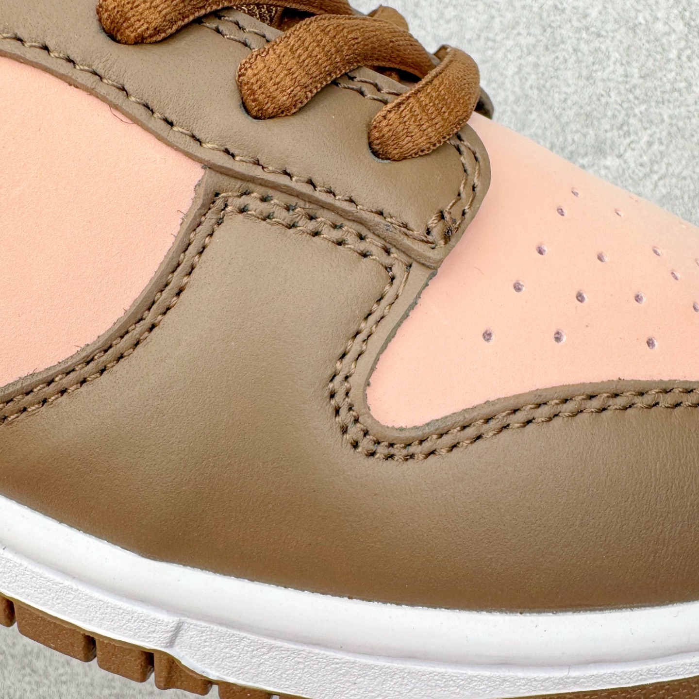 图片[18]-＃SS史诗 NK SB Dunk Low 潮流时尚舒适防滑耐磨低帮板鞋 全网最全Dunk系列配色 实力大厂出品 新配色陆续开发 利润个位数只为口碑 超强性价比 全套原纸板楦头开发 确保原汁原味 完美呈现DUNK版型 一比一鞋头弧度高度鞋身弧度 此版本只针对中端市场 皮料材质有所更替 其他数据细节工艺流程均保持一致 绝不口嗨 细节品控鞋型随意对比 独家私模官方第六代原厂航空铝磨具打磨大底 鞋头坡度极致还原 无解鞋型 原盒原配 圈内天花板工艺 原厂玻璃冲刀 超高清洁度 全鞋零毛边皮料切割 原厂中底布点胶 中底布拉帮走线遵循公司 尺码：36 36.5 37.5 38 38.5 39 40 40.5 41 42 42.5 43 44 44.5 45 46-选品中心