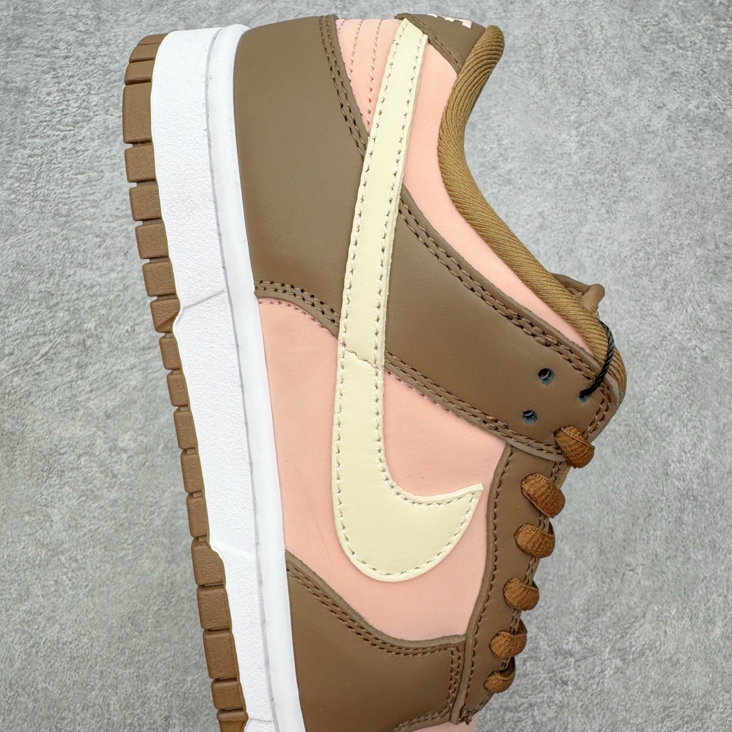 图片[6]-＃SS史诗 NK SB Dunk Low 潮流时尚舒适防滑耐磨低帮板鞋 全网最全Dunk系列配色 实力大厂出品 新配色陆续开发 利润个位数只为口碑 超强性价比 全套原纸板楦头开发 确保原汁原味 完美呈现DUNK版型 一比一鞋头弧度高度鞋身弧度 此版本只针对中端市场 皮料材质有所更替 其他数据细节工艺流程均保持一致 绝不口嗨 细节品控鞋型随意对比 独家私模官方第六代原厂航空铝磨具打磨大底 鞋头坡度极致还原 无解鞋型 原盒原配 圈内天花板工艺 原厂玻璃冲刀 超高清洁度 全鞋零毛边皮料切割 原厂中底布点胶 中底布拉帮走线遵循公司 尺码：36 36.5 37.5 38 38.5 39 40 40.5 41 42 42.5 43 44 44.5 45 46-选品中心