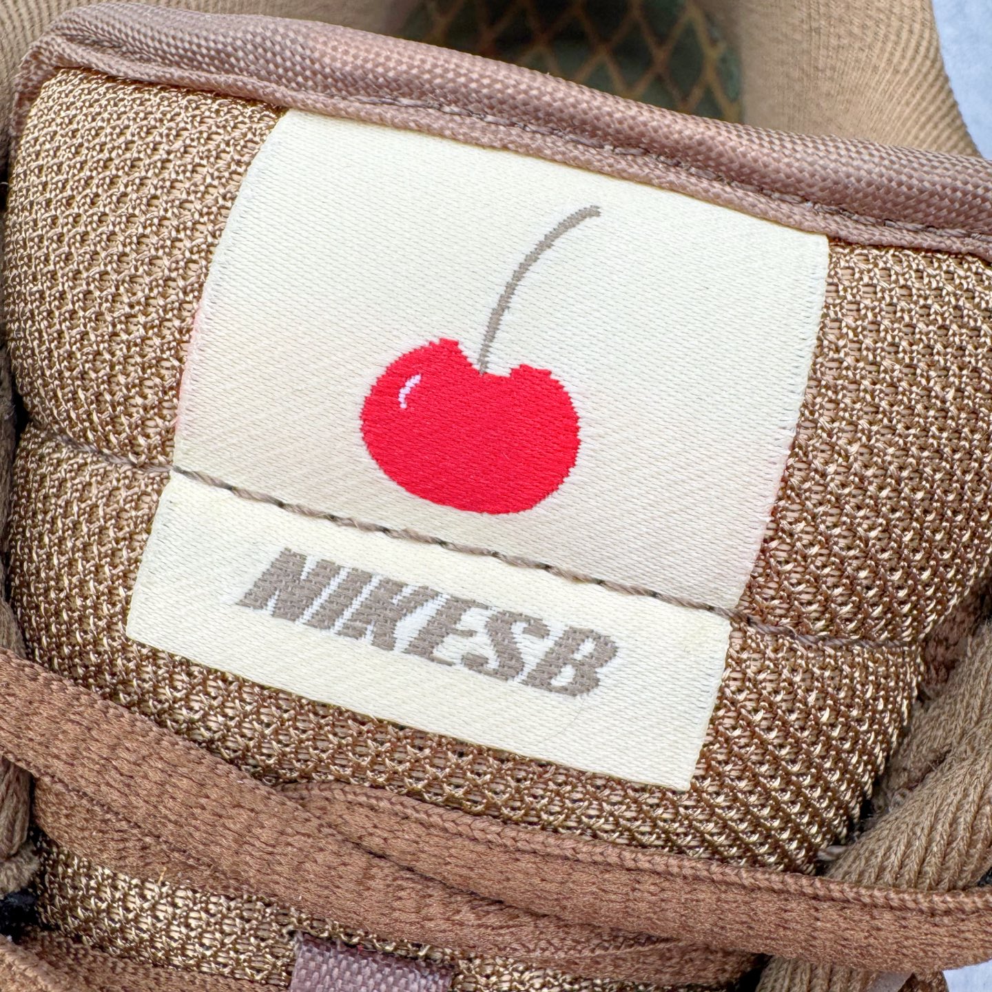 图片[14]-＃SS史诗 NK SB Dunk Low 潮流时尚舒适防滑耐磨低帮板鞋 全网最全Dunk系列配色 实力大厂出品 新配色陆续开发 利润个位数只为口碑 超强性价比 全套原纸板楦头开发 确保原汁原味 完美呈现DUNK版型 一比一鞋头弧度高度鞋身弧度 此版本只针对中端市场 皮料材质有所更替 其他数据细节工艺流程均保持一致 绝不口嗨 细节品控鞋型随意对比 独家私模官方第六代原厂航空铝磨具打磨大底 鞋头坡度极致还原 无解鞋型 原盒原配 圈内天花板工艺 原厂玻璃冲刀 超高清洁度 全鞋零毛边皮料切割 原厂中底布点胶 中底布拉帮走线遵循公司 尺码：36 36.5 37.5 38 38.5 39 40 40.5 41 42 42.5 43 44 44.5 45 46-选品中心