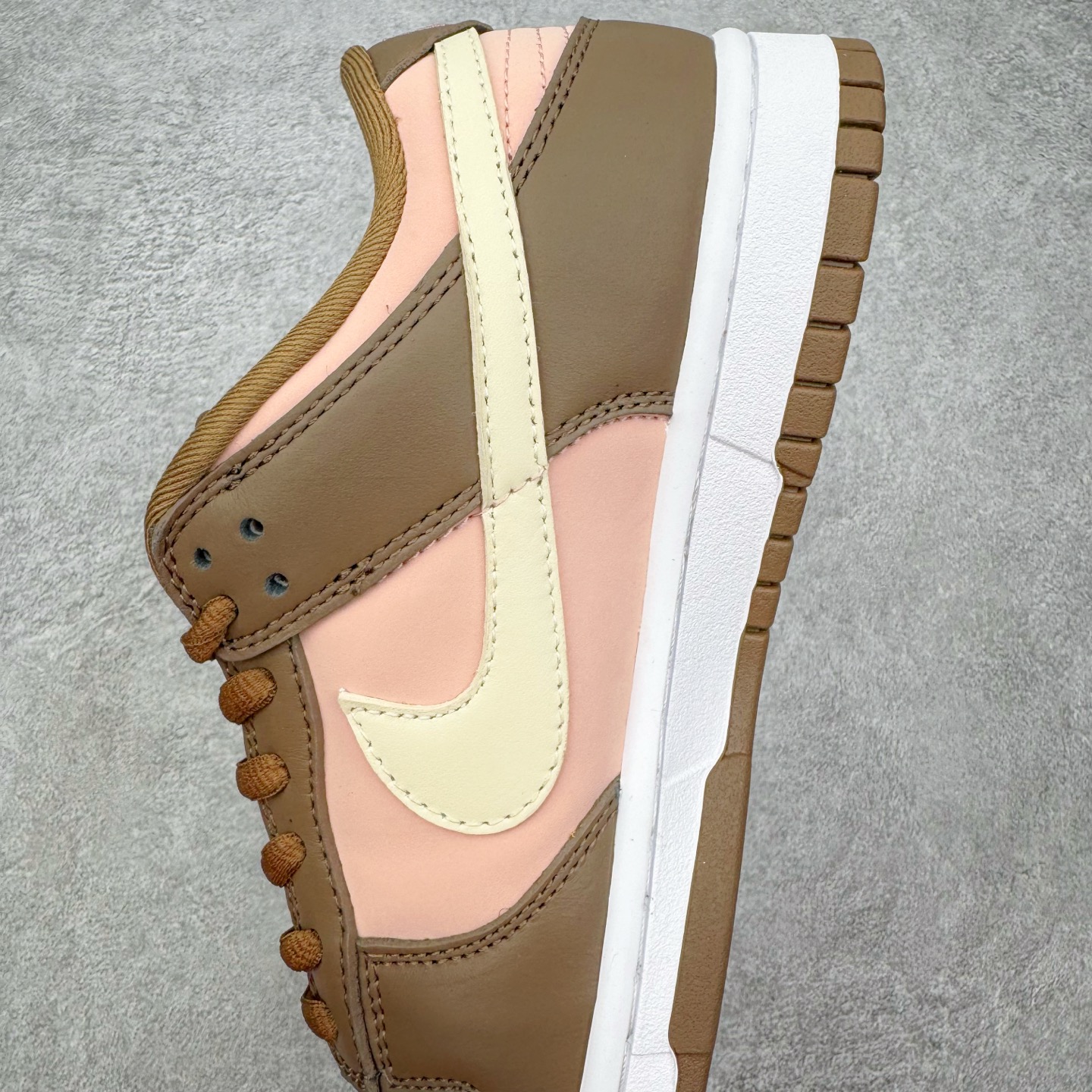 图片[7]-＃SS史诗 NK SB Dunk Low 潮流时尚舒适防滑耐磨低帮板鞋 全网最全Dunk系列配色 实力大厂出品 新配色陆续开发 利润个位数只为口碑 超强性价比 全套原纸板楦头开发 确保原汁原味 完美呈现DUNK版型 一比一鞋头弧度高度鞋身弧度 此版本只针对中端市场 皮料材质有所更替 其他数据细节工艺流程均保持一致 绝不口嗨 细节品控鞋型随意对比 独家私模官方第六代原厂航空铝磨具打磨大底 鞋头坡度极致还原 无解鞋型 原盒原配 圈内天花板工艺 原厂玻璃冲刀 超高清洁度 全鞋零毛边皮料切割 原厂中底布点胶 中底布拉帮走线遵循公司 尺码：36 36.5 37.5 38 38.5 39 40 40.5 41 42 42.5 43 44 44.5 45 46-选品中心