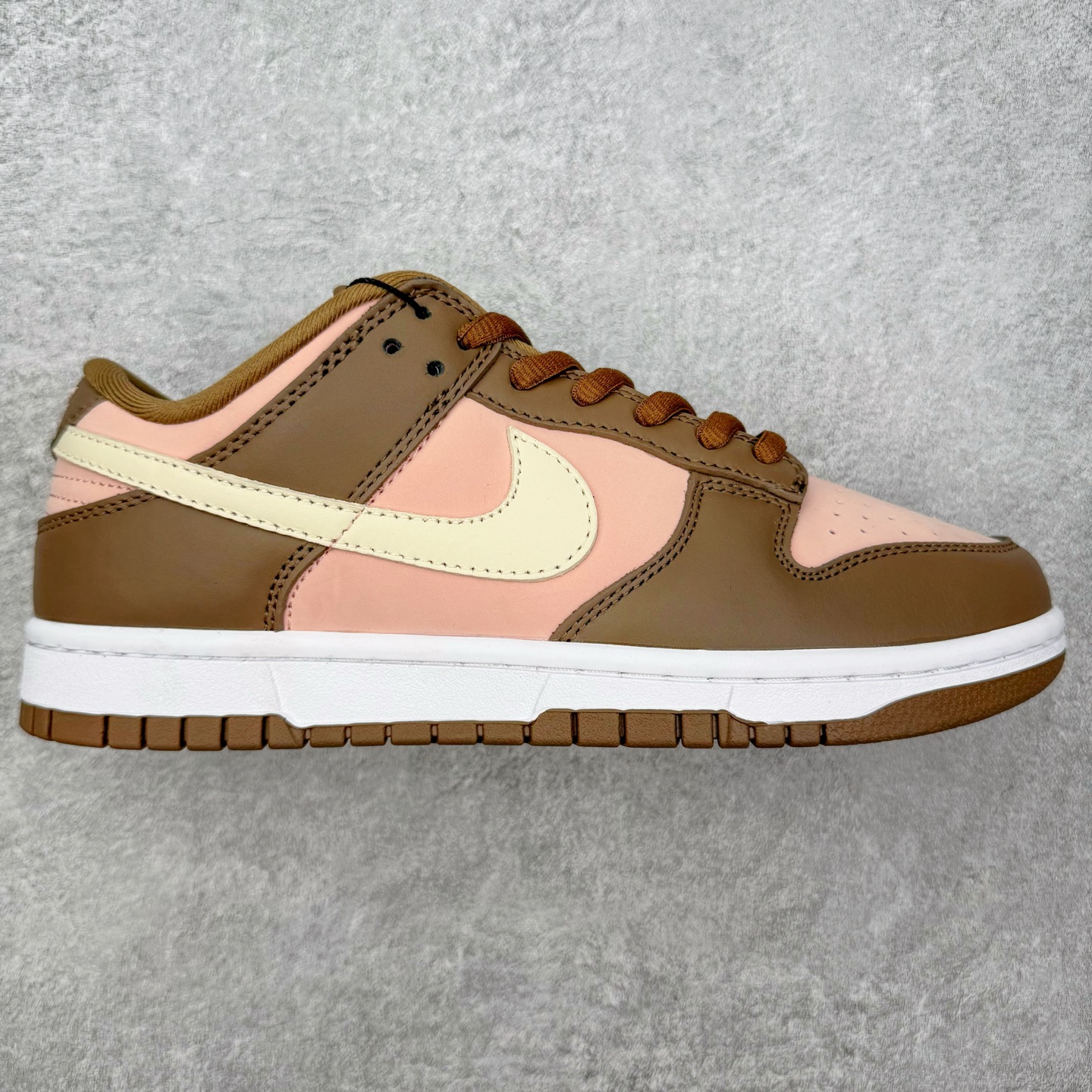 ＃SS史诗 NK SB Dunk Low 潮流时尚舒适防滑耐磨低帮板鞋 全网最全Dunk系列配色 实力大厂出品 新配色陆续开发 利润个位数只为口碑 超强性价比 全套原纸板楦头开发 确保原汁原味 完美呈现DUNK版型 一比一鞋头弧度高度鞋身弧度 此版本只针对中端市场 皮料材质有所更替 其他数据细节工艺流程均保持一致 绝不口嗨 细节品控鞋型随意对比 独家私模官方第六代原厂航空铝磨具打磨大底 鞋头坡度极致还原 无解鞋型 原盒原配 圈内天花板工艺 原厂玻璃冲刀 超高清洁度 全鞋零毛边皮料切割 原厂中底布点胶 中底布拉帮走线遵循公司 尺码：36 36.5 37.5 38 38.5 39 40 40.5 41 42 42.5 43 44 44.5 45 46-选品中心