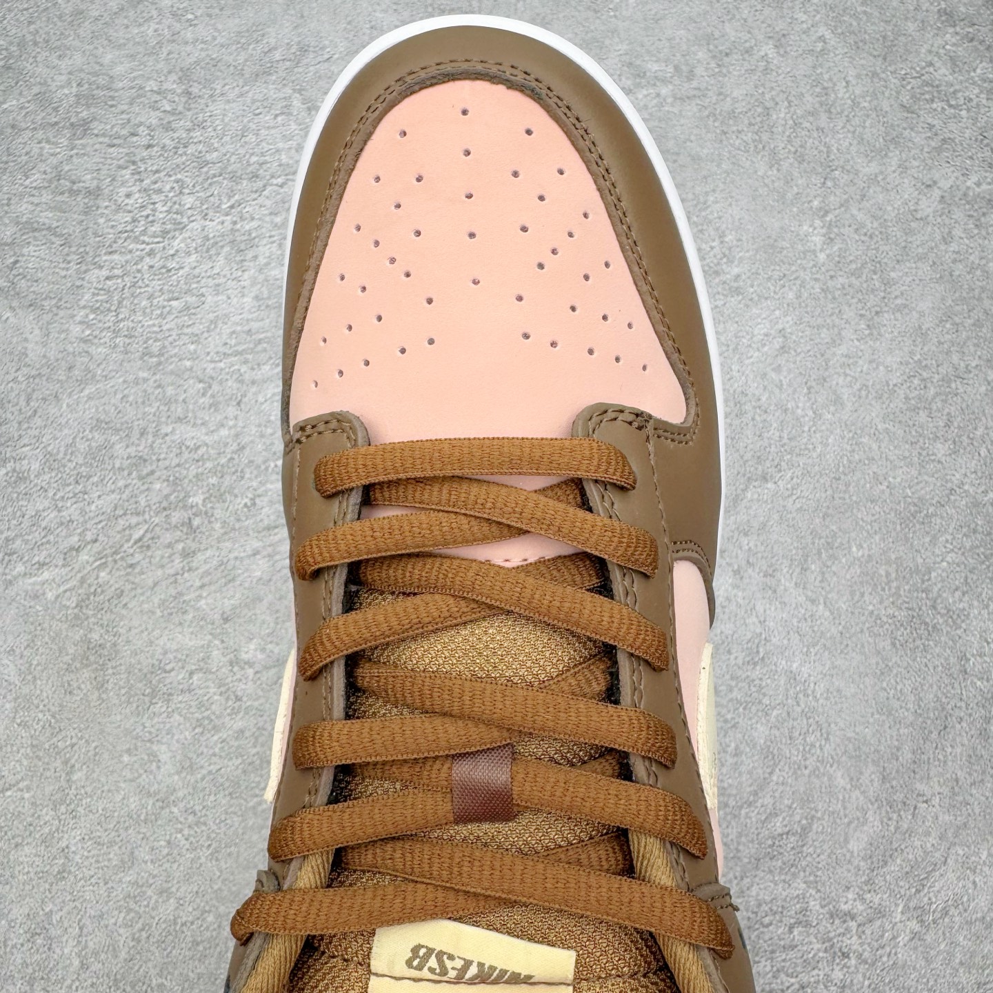 图片[4]-＃SS史诗 NK SB Dunk Low 潮流时尚舒适防滑耐磨低帮板鞋 全网最全Dunk系列配色 实力大厂出品 新配色陆续开发 利润个位数只为口碑 超强性价比 全套原纸板楦头开发 确保原汁原味 完美呈现DUNK版型 一比一鞋头弧度高度鞋身弧度 此版本只针对中端市场 皮料材质有所更替 其他数据细节工艺流程均保持一致 绝不口嗨 细节品控鞋型随意对比 独家私模官方第六代原厂航空铝磨具打磨大底 鞋头坡度极致还原 无解鞋型 原盒原配 圈内天花板工艺 原厂玻璃冲刀 超高清洁度 全鞋零毛边皮料切割 原厂中底布点胶 中底布拉帮走线遵循公司 尺码：36 36.5 37.5 38 38.5 39 40 40.5 41 42 42.5 43 44 44.5 45 46-选品中心