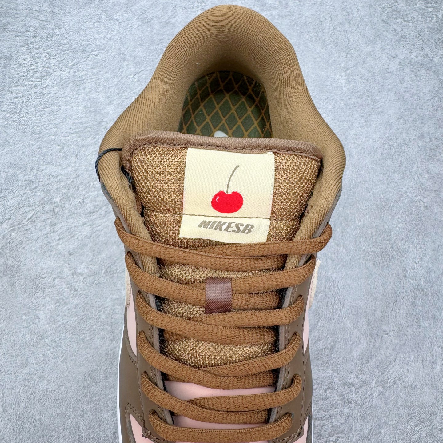 图片[5]-＃SS史诗 NK SB Dunk Low 潮流时尚舒适防滑耐磨低帮板鞋 全网最全Dunk系列配色 实力大厂出品 新配色陆续开发 利润个位数只为口碑 超强性价比 全套原纸板楦头开发 确保原汁原味 完美呈现DUNK版型 一比一鞋头弧度高度鞋身弧度 此版本只针对中端市场 皮料材质有所更替 其他数据细节工艺流程均保持一致 绝不口嗨 细节品控鞋型随意对比 独家私模官方第六代原厂航空铝磨具打磨大底 鞋头坡度极致还原 无解鞋型 原盒原配 圈内天花板工艺 原厂玻璃冲刀 超高清洁度 全鞋零毛边皮料切割 原厂中底布点胶 中底布拉帮走线遵循公司 尺码：36 36.5 37.5 38 38.5 39 40 40.5 41 42 42.5 43 44 44.5 45 46-选品中心