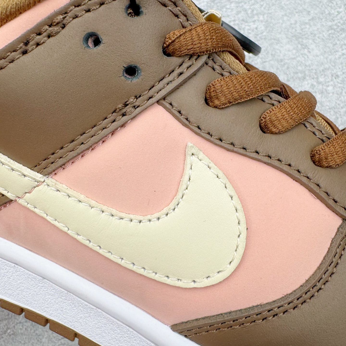 图片[19]-＃SS史诗 NK SB Dunk Low 潮流时尚舒适防滑耐磨低帮板鞋 全网最全Dunk系列配色 实力大厂出品 新配色陆续开发 利润个位数只为口碑 超强性价比 全套原纸板楦头开发 确保原汁原味 完美呈现DUNK版型 一比一鞋头弧度高度鞋身弧度 此版本只针对中端市场 皮料材质有所更替 其他数据细节工艺流程均保持一致 绝不口嗨 细节品控鞋型随意对比 独家私模官方第六代原厂航空铝磨具打磨大底 鞋头坡度极致还原 无解鞋型 原盒原配 圈内天花板工艺 原厂玻璃冲刀 超高清洁度 全鞋零毛边皮料切割 原厂中底布点胶 中底布拉帮走线遵循公司 尺码：36 36.5 37.5 38 38.5 39 40 40.5 41 42 42.5 43 44 44.5 45 46-选品中心