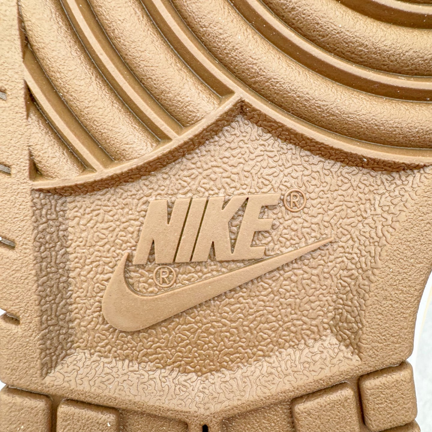 图片[20]-＃SS史诗 NK SB Dunk Low 潮流时尚舒适防滑耐磨低帮板鞋 全网最全Dunk系列配色 实力大厂出品 新配色陆续开发 利润个位数只为口碑 超强性价比 全套原纸板楦头开发 确保原汁原味 完美呈现DUNK版型 一比一鞋头弧度高度鞋身弧度 此版本只针对中端市场 皮料材质有所更替 其他数据细节工艺流程均保持一致 绝不口嗨 细节品控鞋型随意对比 独家私模官方第六代原厂航空铝磨具打磨大底 鞋头坡度极致还原 无解鞋型 原盒原配 圈内天花板工艺 原厂玻璃冲刀 超高清洁度 全鞋零毛边皮料切割 原厂中底布点胶 中底布拉帮走线遵循公司 尺码：36 36.5 37.5 38 38.5 39 40 40.5 41 42 42.5 43 44 44.5 45 46-选品中心