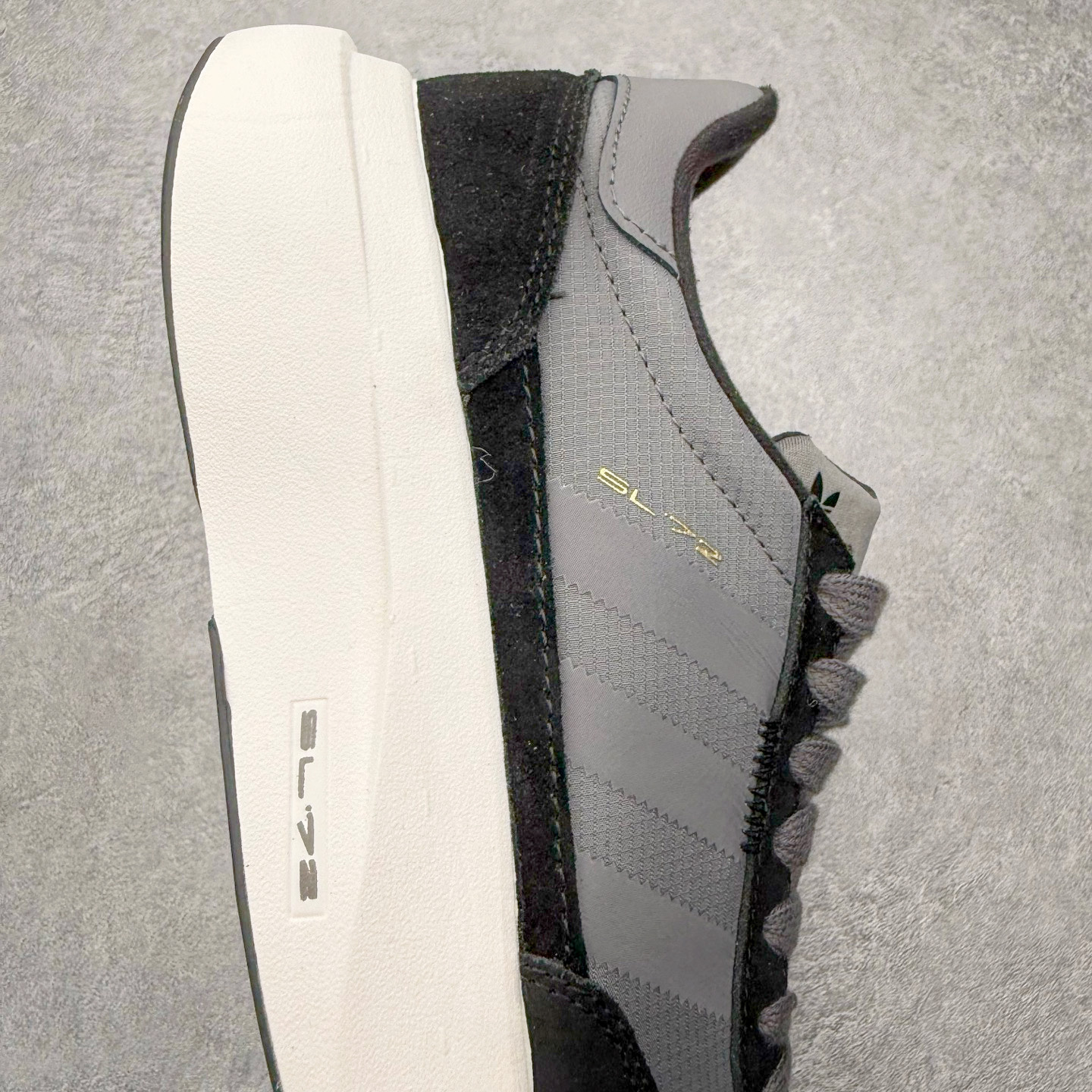 图片[6]-AD Adizero EVO SL 72 马拉松竞速专业跑鞋 CELERMESH针织网面非常轻薄 纤维间的缝隙很大 可以保证跑步时的透气、排汗效果 鞋舌直接与两侧的内衬和鞋底连接在一起 在跑步过程中不会被鞋舌的左右移动所困扰 在标准鞋带孔的基础上再拓宽一组鞋带孔 适合不同脚型的需求 突破性 EnergyRods 技术，有助于跑者实现更好的成绩 中底独特的LIGHTSTRIKE PRO泡棉材质 微弹感觉在跑步过程中给予了良好的支撑体验 对于顶级精英和高水平进阶跑者来说 ADIOS PRO是一双值得信赖的竞速比赛用鞋 尺码：36 36.5 37.5 38 38.5 39 40 40.5 41 42 42.5 43 44 44.5 45-选品中心