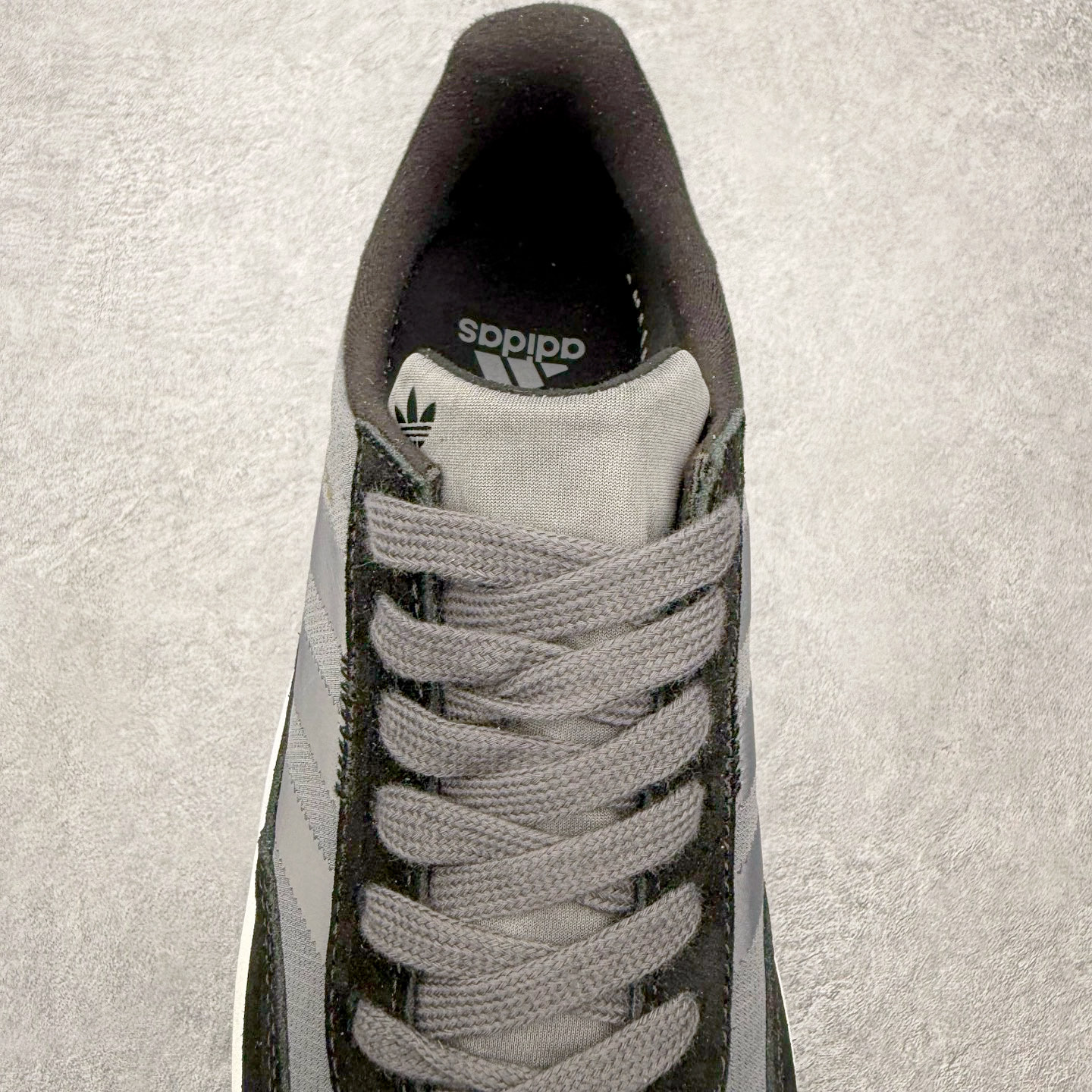 图片[5]-AD Adizero EVO SL 72 马拉松竞速专业跑鞋 CELERMESH针织网面非常轻薄 纤维间的缝隙很大 可以保证跑步时的透气、排汗效果 鞋舌直接与两侧的内衬和鞋底连接在一起 在跑步过程中不会被鞋舌的左右移动所困扰 在标准鞋带孔的基础上再拓宽一组鞋带孔 适合不同脚型的需求 突破性 EnergyRods 技术，有助于跑者实现更好的成绩 中底独特的LIGHTSTRIKE PRO泡棉材质 微弹感觉在跑步过程中给予了良好的支撑体验 对于顶级精英和高水平进阶跑者来说 ADIOS PRO是一双值得信赖的竞速比赛用鞋 尺码：36 36.5 37.5 38 38.5 39 40 40.5 41 42 42.5 43 44 44.5 45-选品中心