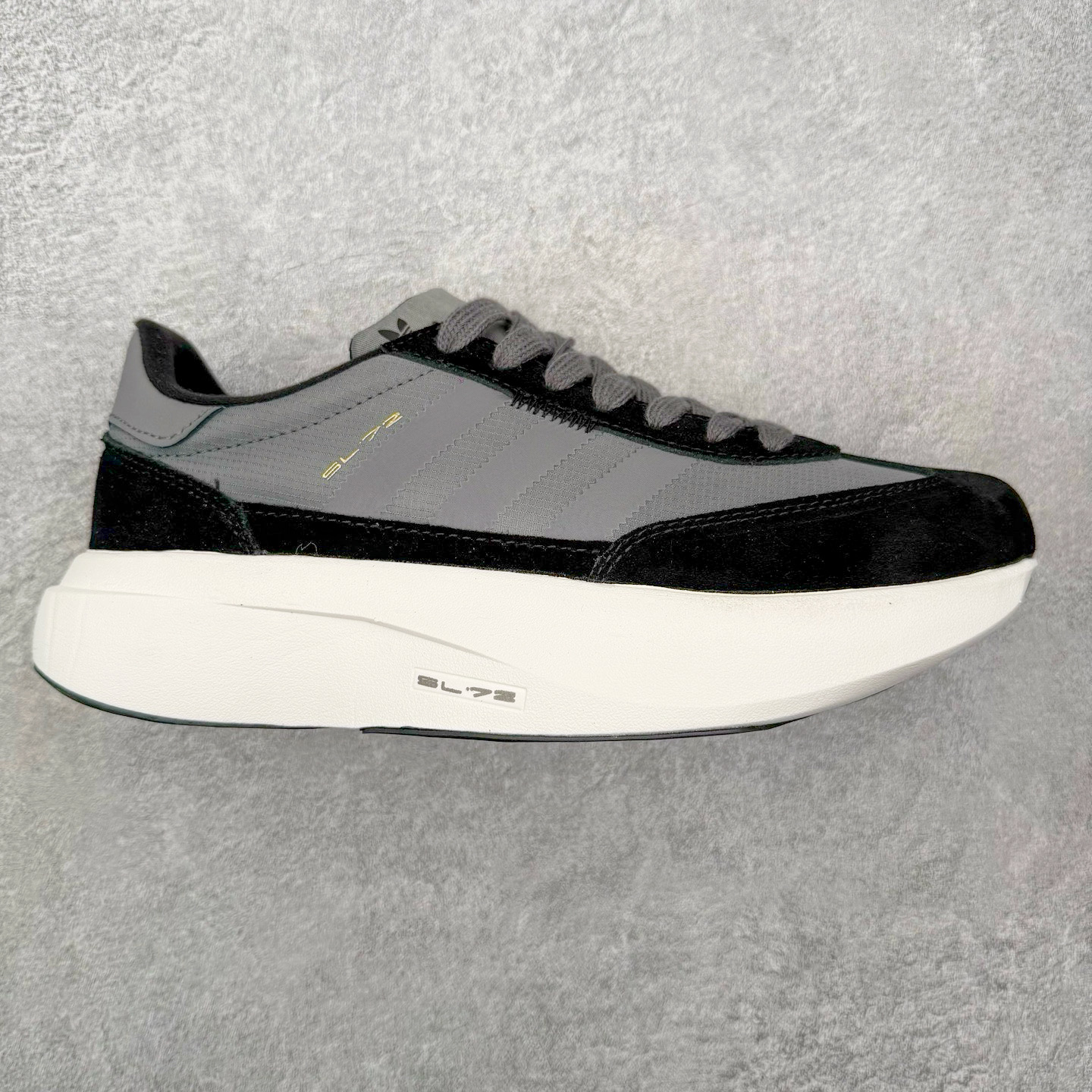 AD Adizero EVO SL 72 马拉松竞速专业跑鞋 CELERMESH针织网面非常轻薄 纤维间的缝隙很大 可以保证跑步时的透气、排汗效果 鞋舌直接与两侧的内衬和鞋底连接在一起 在跑步过程中不会被鞋舌的左右移动所困扰 在标准鞋带孔的基础上再拓宽一组鞋带孔 适合不同脚型的需求 突破性 EnergyRods 技术，有助于跑者实现更好的成绩 中底独特的LIGHTSTRIKE PRO泡棉材质 微弹感觉在跑步过程中给予了良好的支撑体验 对于顶级精英和高水平进阶跑者来说 ADIOS PRO是一双值得信赖的竞速比赛用鞋 尺码：36 36.5 37.5 38 38.5 39 40 40.5 41 42 42.5 43 44 44.5 45-选品中心