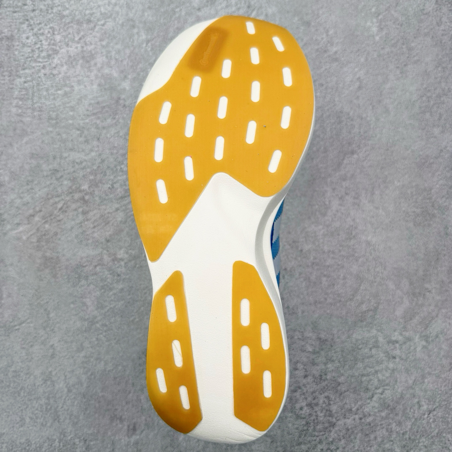 图片[9]-AD Adizero EVO SL 72 马拉松竞速专业跑鞋 CELERMESH针织网面非常轻薄 纤维间的缝隙很大 可以保证跑步时的透气、排汗效果 鞋舌直接与两侧的内衬和鞋底连接在一起 在跑步过程中不会被鞋舌的左右移动所困扰 在标准鞋带孔的基础上再拓宽一组鞋带孔 适合不同脚型的需求 突破性 EnergyRods 技术，有助于跑者实现更好的成绩 中底独特的LIGHTSTRIKE PRO泡棉材质 微弹感觉在跑步过程中给予了良好的支撑体验 对于顶级精英和高水平进阶跑者来说 ADIOS PRO是一双值得信赖的竞速比赛用鞋 尺码：36 36.5 37.5 38 38.5 39 40 40.5 41 42 42.5 43 44 44.5 45-选品中心