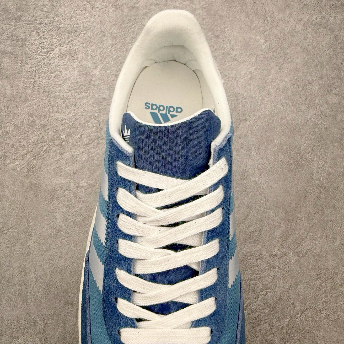 图片[5]-AD Adizero EVO SL 72 马拉松竞速专业跑鞋 CELERMESH针织网面非常轻薄 纤维间的缝隙很大 可以保证跑步时的透气、排汗效果 鞋舌直接与两侧的内衬和鞋底连接在一起 在跑步过程中不会被鞋舌的左右移动所困扰 在标准鞋带孔的基础上再拓宽一组鞋带孔 适合不同脚型的需求 突破性 EnergyRods 技术，有助于跑者实现更好的成绩 中底独特的LIGHTSTRIKE PRO泡棉材质 微弹感觉在跑步过程中给予了良好的支撑体验 对于顶级精英和高水平进阶跑者来说 ADIOS PRO是一双值得信赖的竞速比赛用鞋 尺码：36 36.5 37.5 38 38.5 39 40 40.5 41 42 42.5 43 44 44.5 45-选品中心