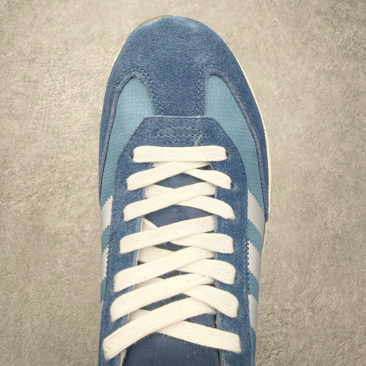 图片[4]-AD Adizero EVO SL 72 马拉松竞速专业跑鞋 CELERMESH针织网面非常轻薄 纤维间的缝隙很大 可以保证跑步时的透气、排汗效果 鞋舌直接与两侧的内衬和鞋底连接在一起 在跑步过程中不会被鞋舌的左右移动所困扰 在标准鞋带孔的基础上再拓宽一组鞋带孔 适合不同脚型的需求 突破性 EnergyRods 技术，有助于跑者实现更好的成绩 中底独特的LIGHTSTRIKE PRO泡棉材质 微弹感觉在跑步过程中给予了良好的支撑体验 对于顶级精英和高水平进阶跑者来说 ADIOS PRO是一双值得信赖的竞速比赛用鞋 尺码：36 36.5 37.5 38 38.5 39 40 40.5 41 42 42.5 43 44 44.5 45-选品中心
